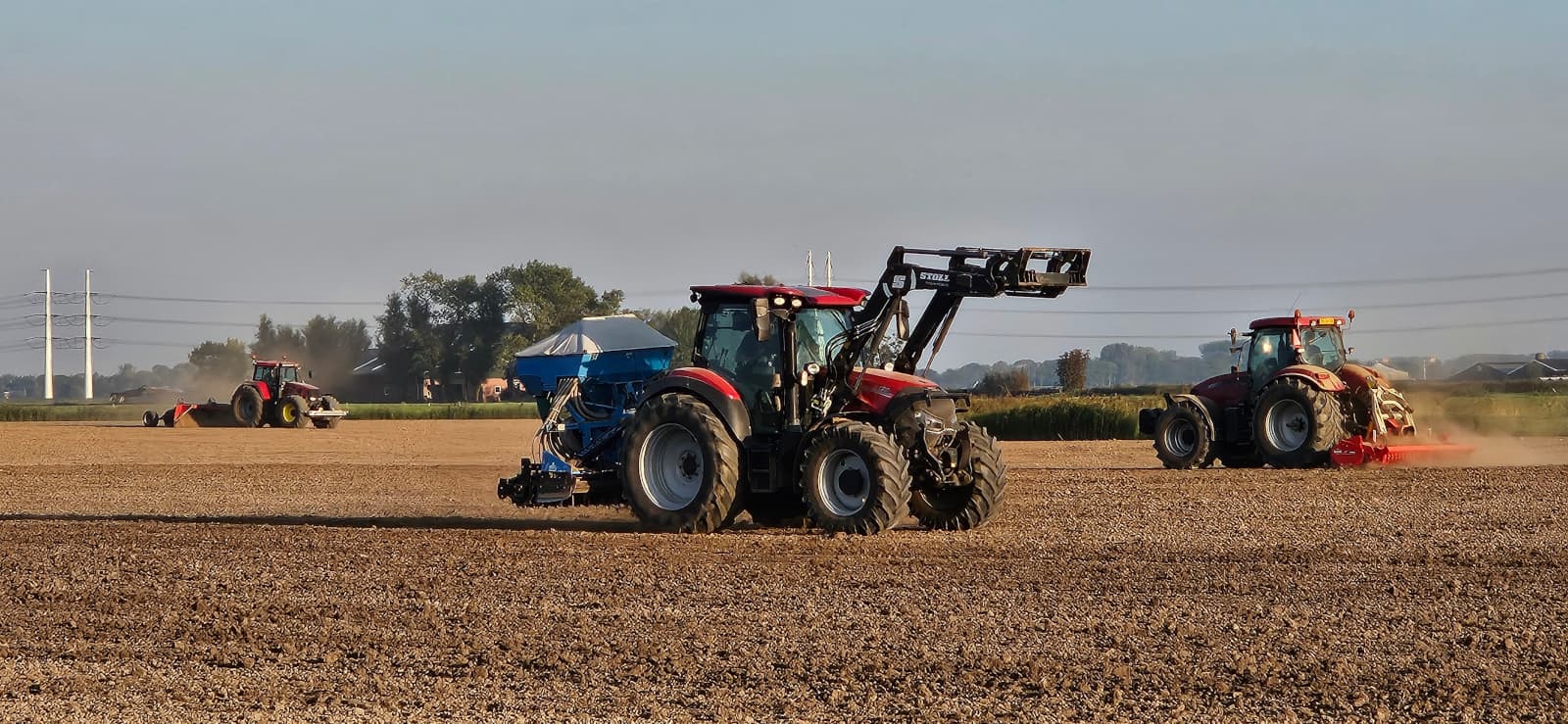 Het land klaarmaken voor het inzaaien van graszaad in Winsum in de provincie Groningen. - Foto: Sieta Stavenga