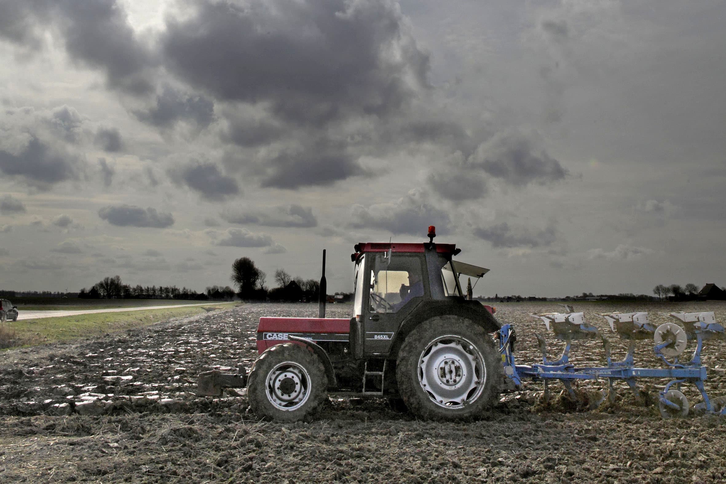 Veel boeren zien het somber in, zo blijkt uit een enquête in opdracht van platform Taboer. Ze hebben stress van de wet- en regelgeving en een onduidelijk toekomstperspectief. Erover praten blijkt lastig. Boeren geven aan zich te schamen, of denken dat praten geen zin heeft omdat daar de problemen niet mee van tafel zijn. Foto: Hans Prinsen