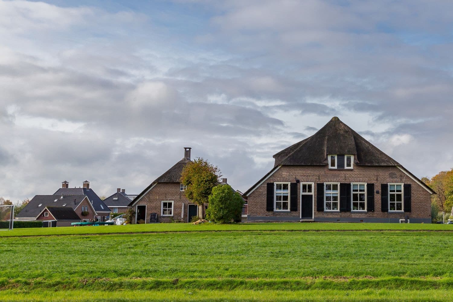 De Hoge Raad publiceert arresten over box 3 en tweede woningen, waarbij ongerealiseerde waardemutaties en eigen gebruik centraal staan, maar roept discussie op over de scheiding tussen wetgevende en rechterlijke macht. Foto: Canva/Hilda Weges