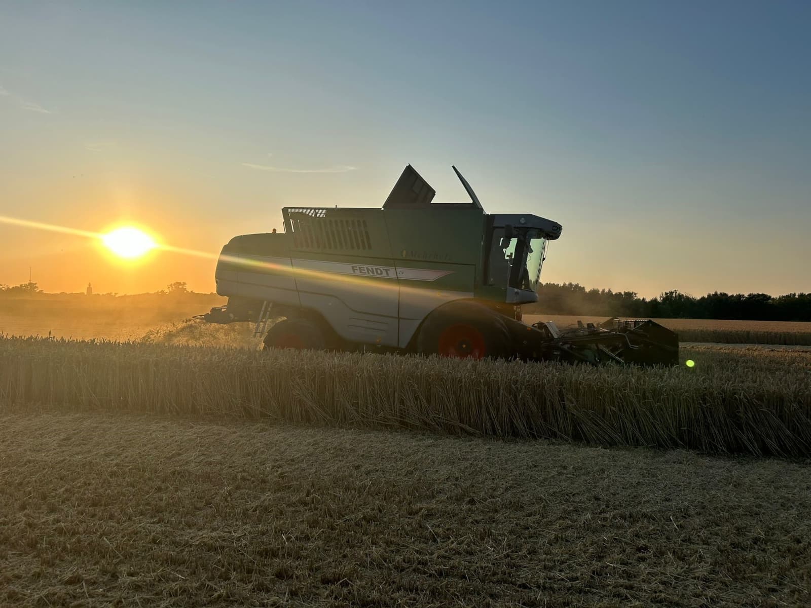 De eerste oogstdag in de buurt van het Zeeuwse Zoutelande met de pas aangeschafte Fendt 8400 P-combine uit 2009. - Foto: Janis de Witte