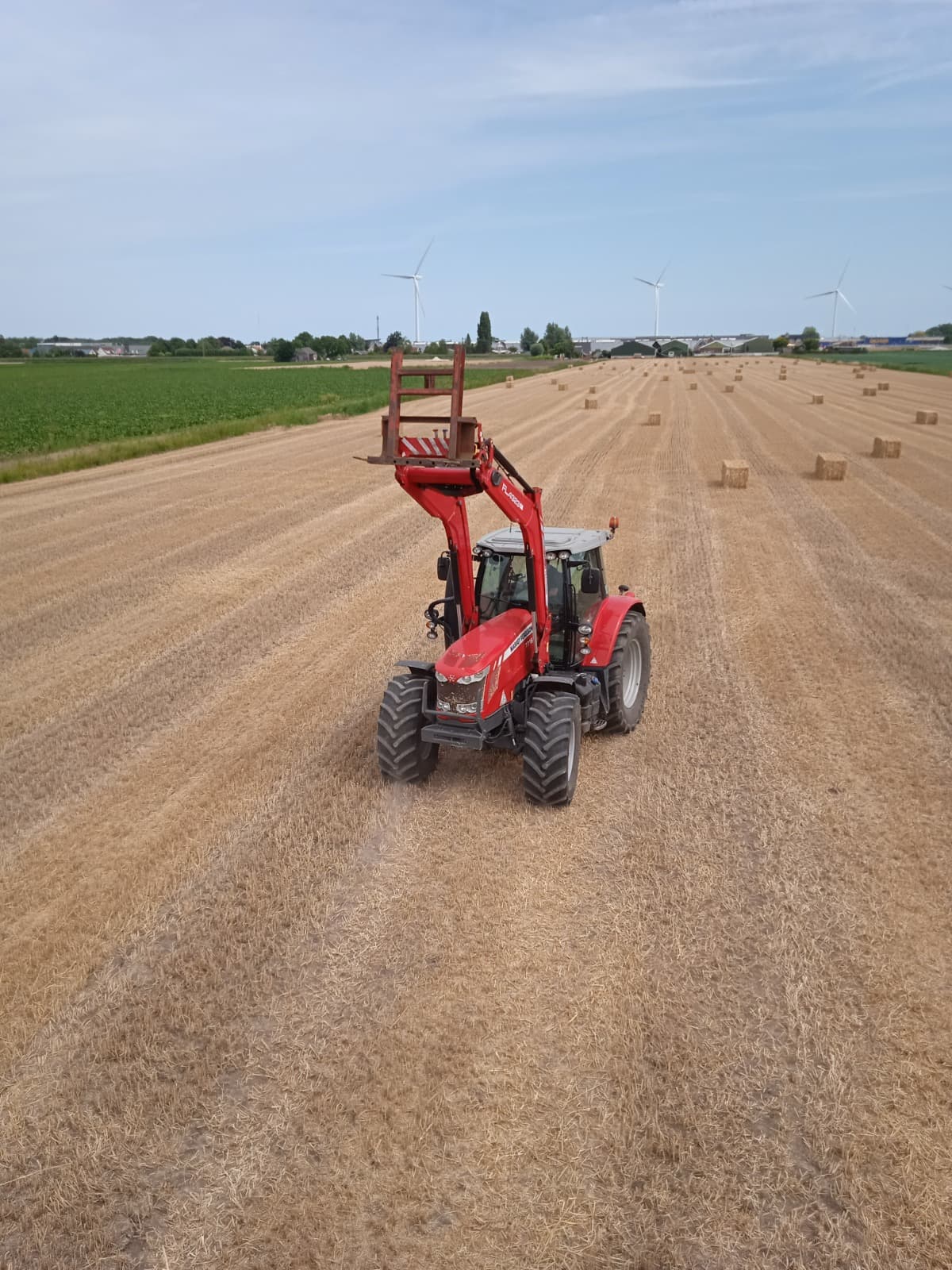De stro staat klaar om van het land te worden gehaald. – Foto: Klaas Zwijnenburg