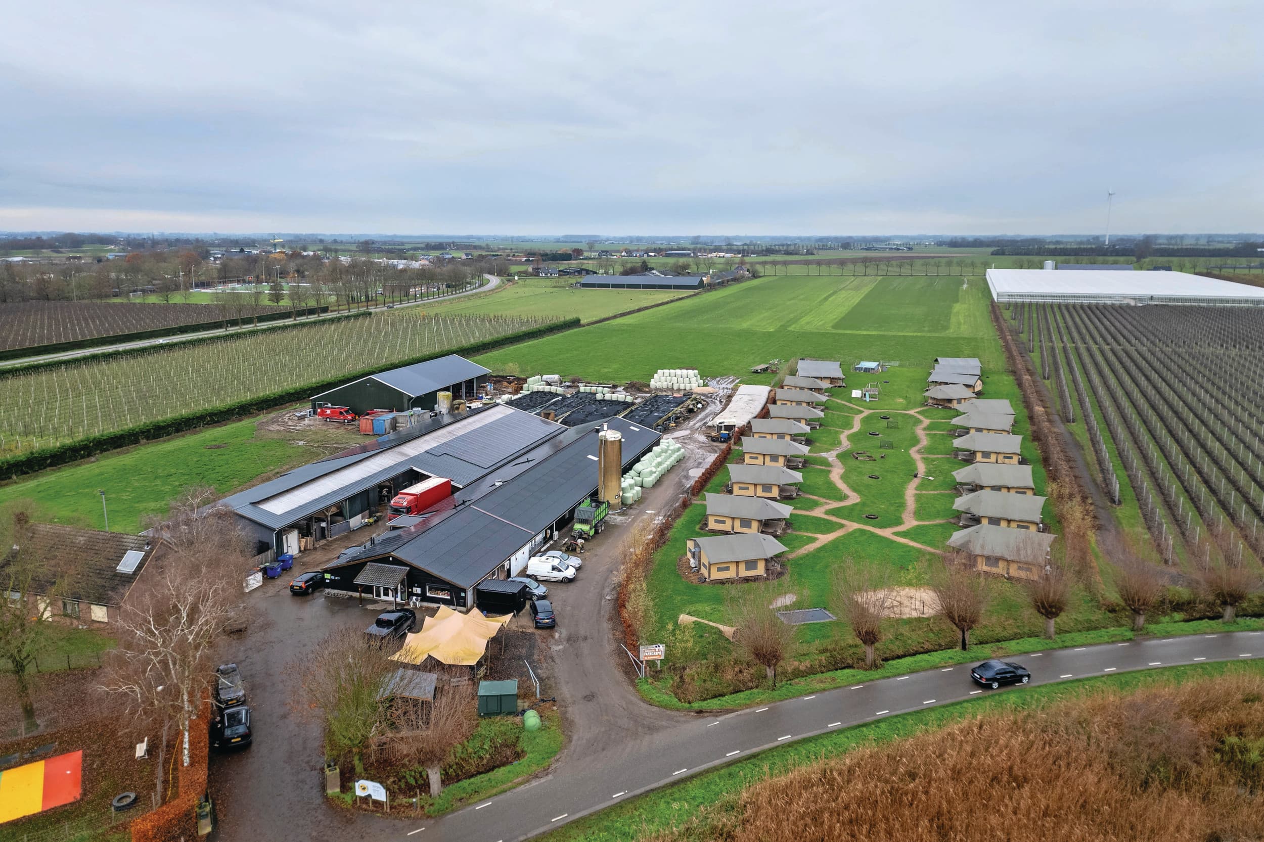 Het bedrijf van familie De Jongh in Haaften, met glamping-tenten volgens de formule FarmCamps. De luxe tenten staan op 2 hectare land, op ruime afstand van elkaar met uitzicht op de speeltoestellen op het middenterrein. De 6-persoons Barntent heeft airco en badkamer met ligbad en de 6-persoons Farmtent heeft airco met eigen douche. Foto’s: Herbert Wiggerman