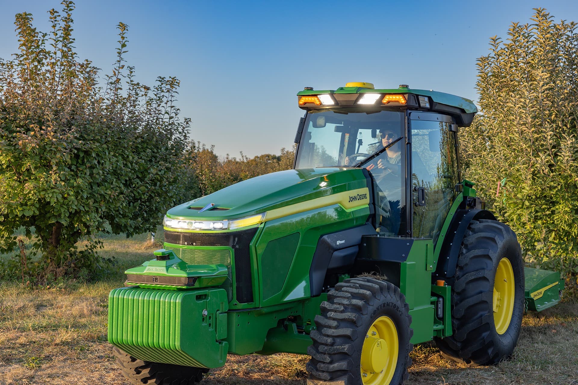 John Deere onthulde onlangs een elektrische trekker met accu op de technische innovatiebeurs CES 2025 in Las Vegas. Het E-Power-prototype beschikt over een vermogen van 130 pk. – Foto: John Deere