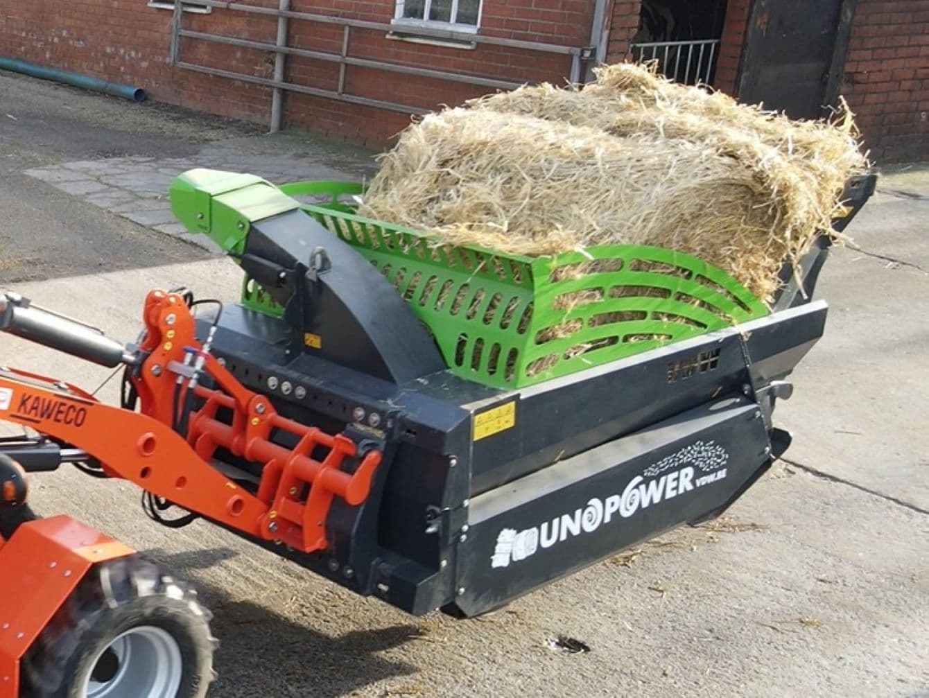 VDW Constructie presenteert de Uno Power. Deze stroblazer is breder dan de Uno Compact, waardoor de nieuwe stroverdeler ook geschikt is voor het strooien van ronde balen. – Foto's: VDW Constructie
