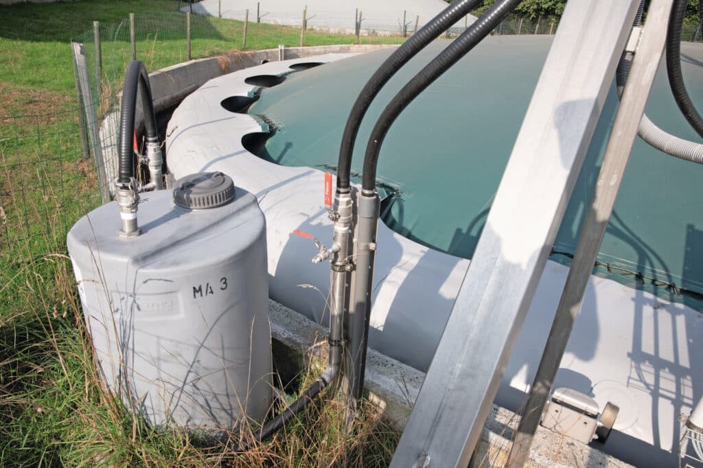 Naast de mestopslag staat het koolstoffilter dat zwavel en water verwijdert uit het biogas.