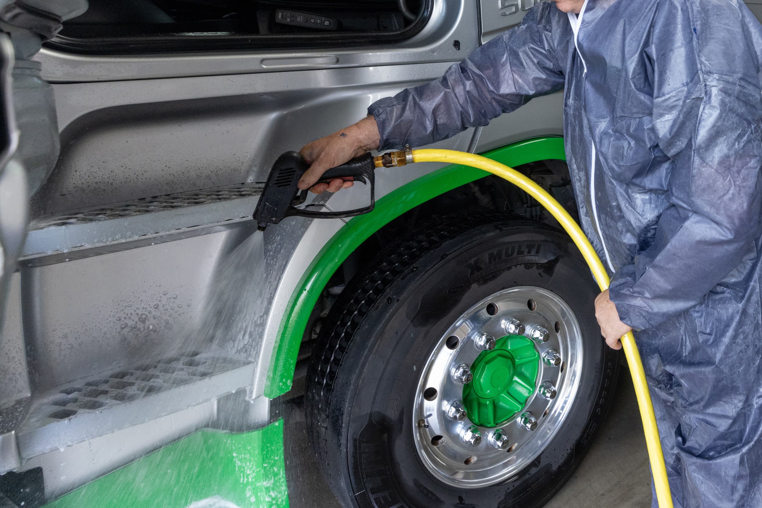 Het advies is stallen na gebruik goed te reinigen. Dat geldt ook voor veewagens en transportmiddelen, en eventueel geleend materieel van buurbedrijven. Foto: Koos Groenewold