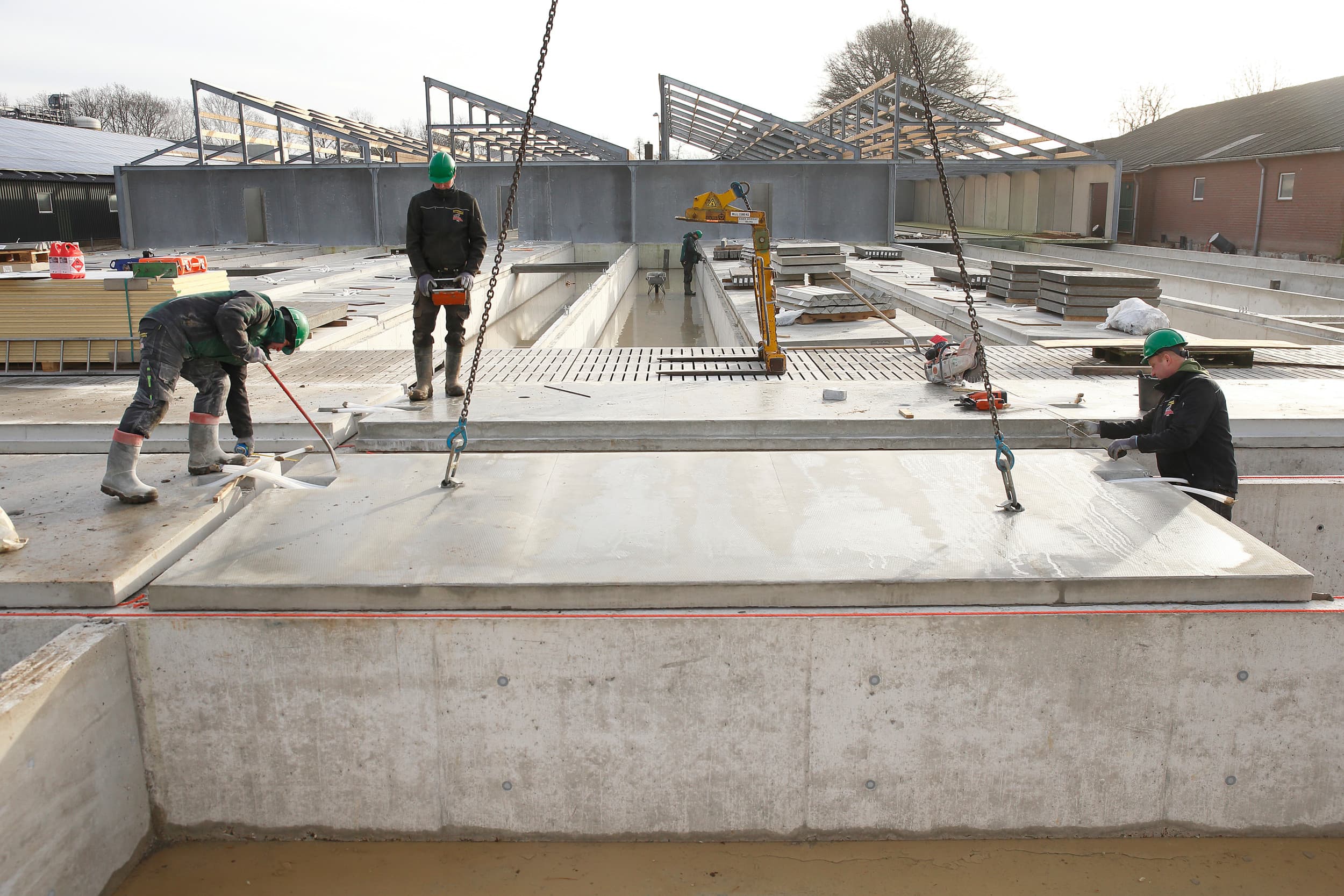 Nieuwbouw van een zeugenstal. De uitspraak van de Raad van State heeft grote impact op bedrijven die nieuw hebben gebouwd binnen hun eigen stikstofruimte (via intern salderen). Foto: Hans Prinsen