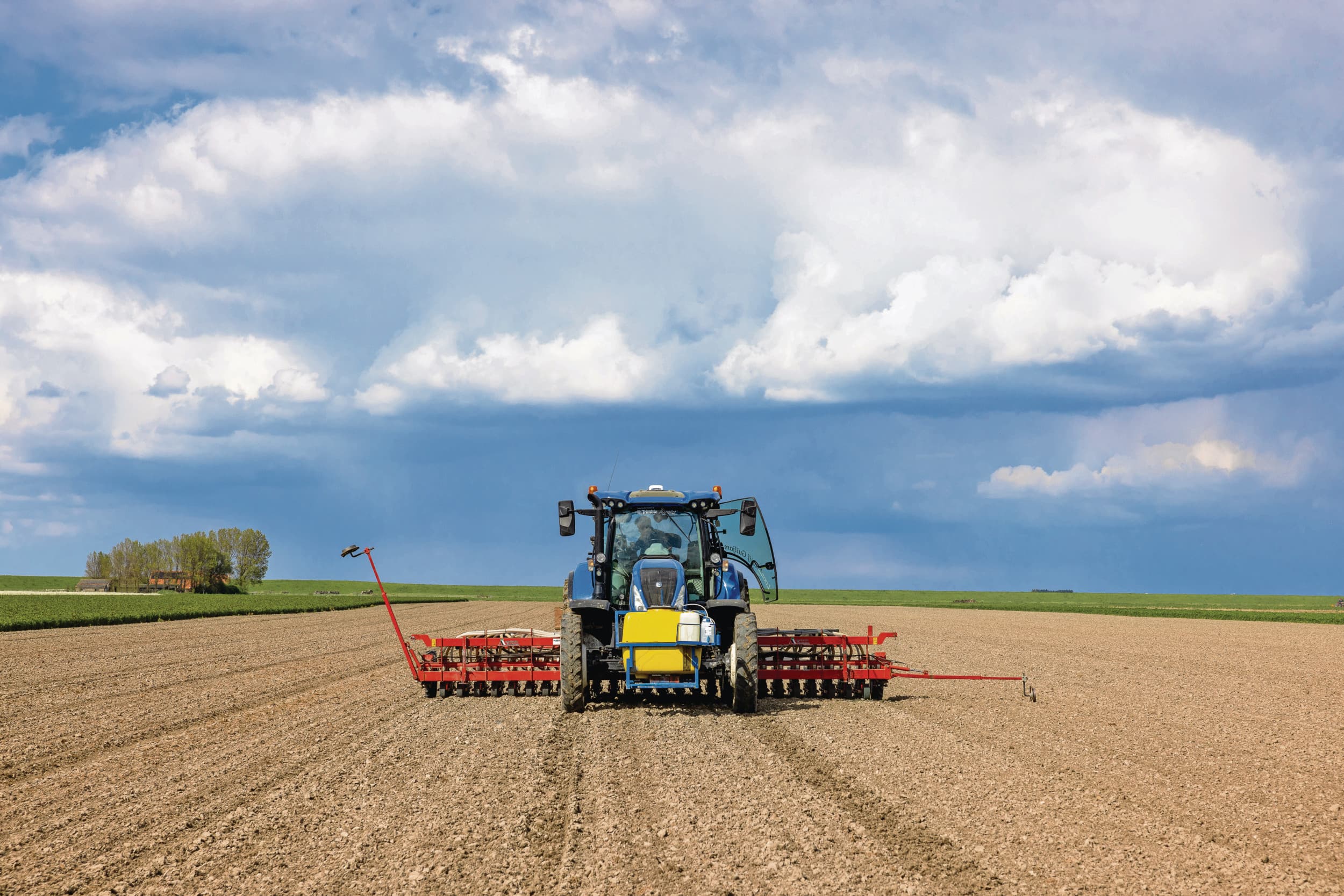 Uien zaaien in het voorjaar van 2024. Een areaaluitbreiding zoals vorig jaar zit er dit jaar niet in omdat uienzaad schaars is. In 2024 werd er in totaal meer dan 32.500 hectare aan zaaiuien geteeld. Foto: Peter Roek