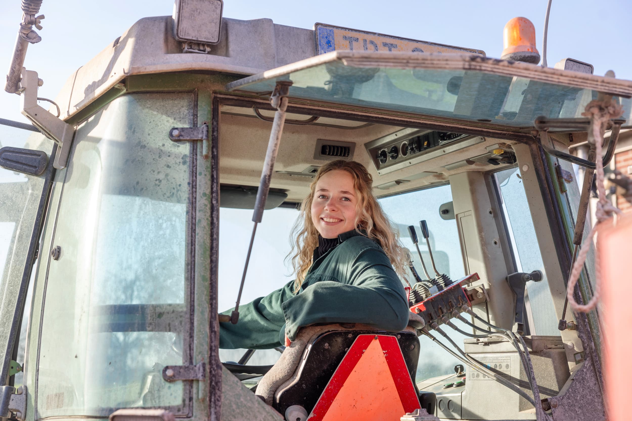 Lauri de Rooij (22) combineert haar studie met het werk op het melkveebedrijf van haar ouders. Foto’s: Herbert Wiggerman