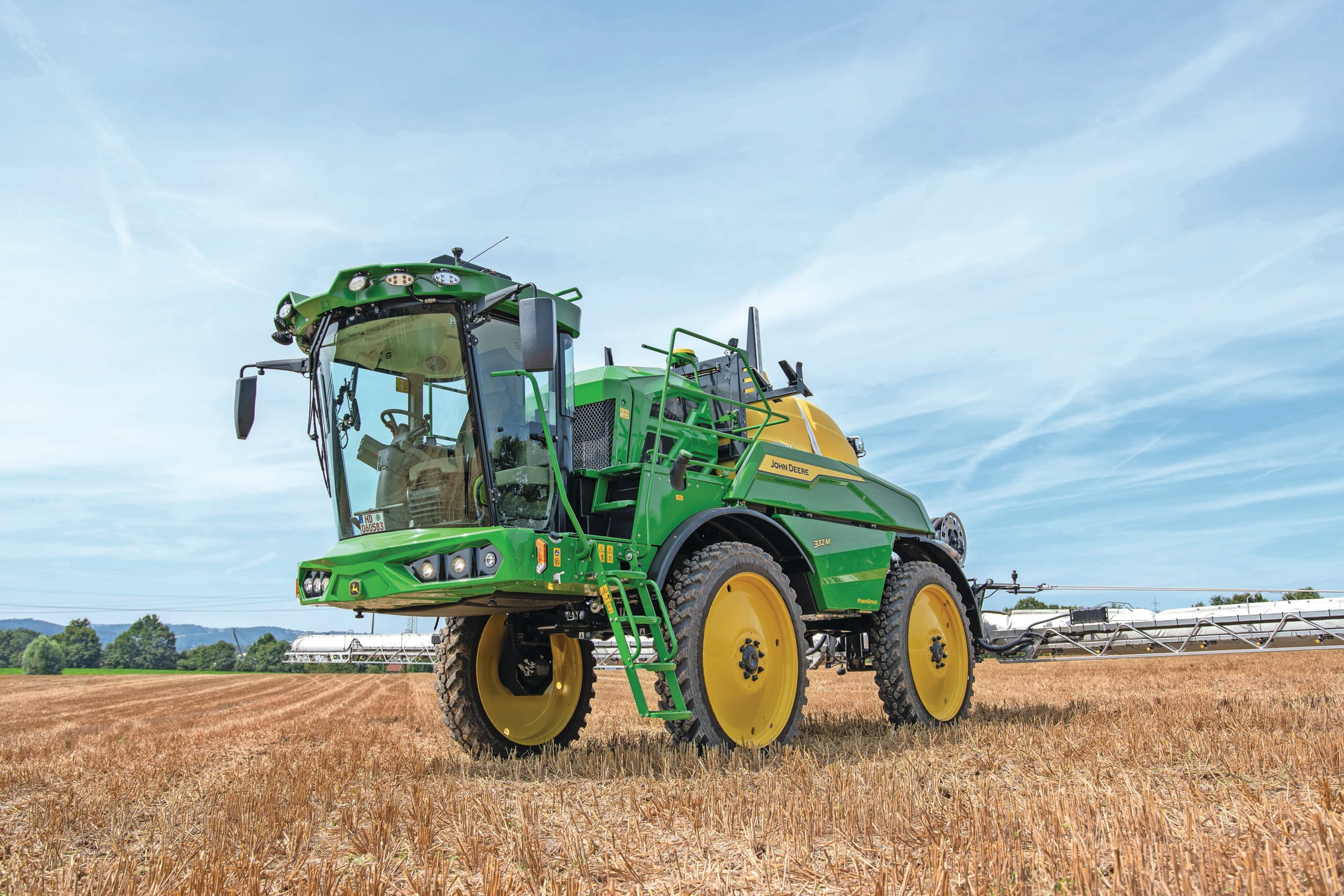 Sinds 2017 is John Deere eigenaar van Mazzotti. De Claas-cabine en Perkins-motor werden ingeruild voor een JD-exemplaar. Toen had het groengele merk geen intentie de Mazzotti’s in diezelfde kleuren te leveren. Tot nu. Tijdens een persdag toont het bedrijf de 332M-zelfrijdende veldspuit in eigen kleuren. Foto’s: Jacco van Erkelens