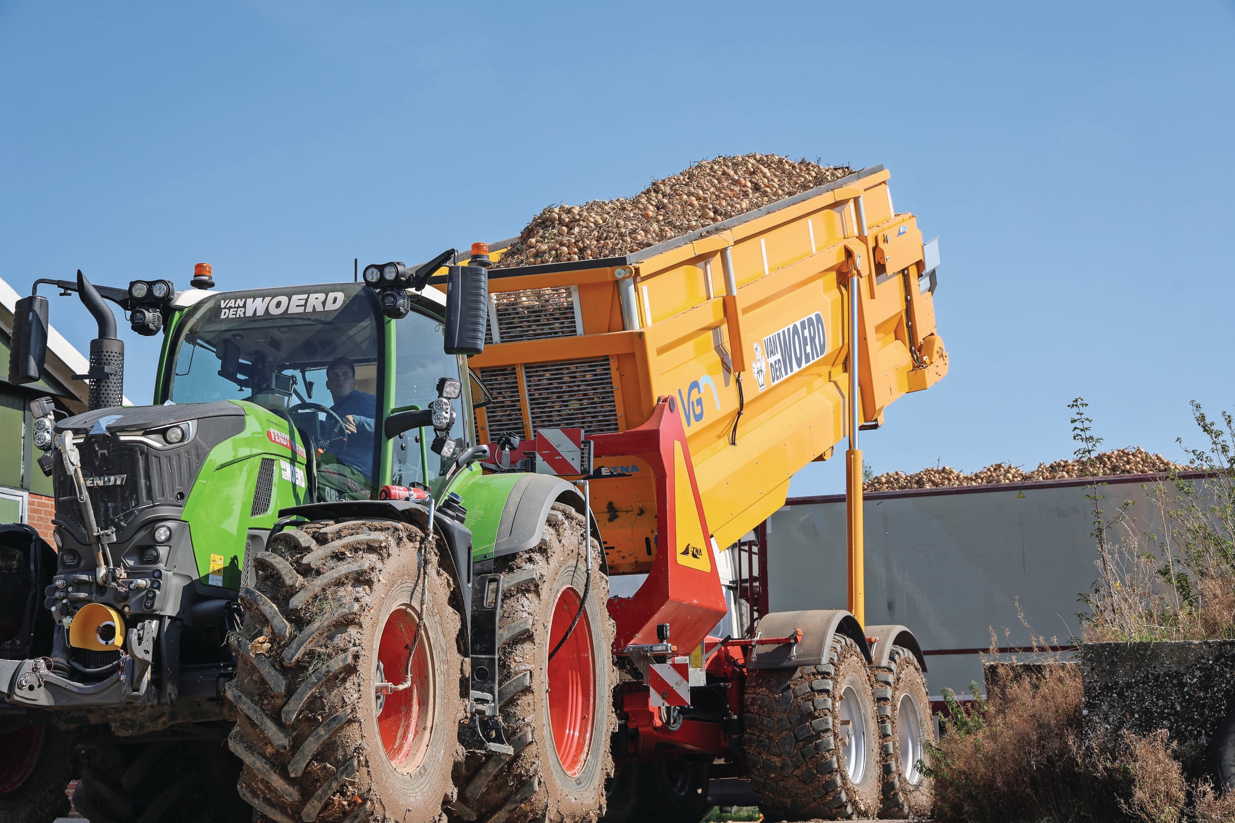 De bak scharniert niet meer onder op de hoek. Door het scharnierpunt omhoog te brengen, komt de bak zo’n 30 centimeter achterover en dat geeft meer overstek bij het lossen. Foto’s: Matthijs Verhagen
