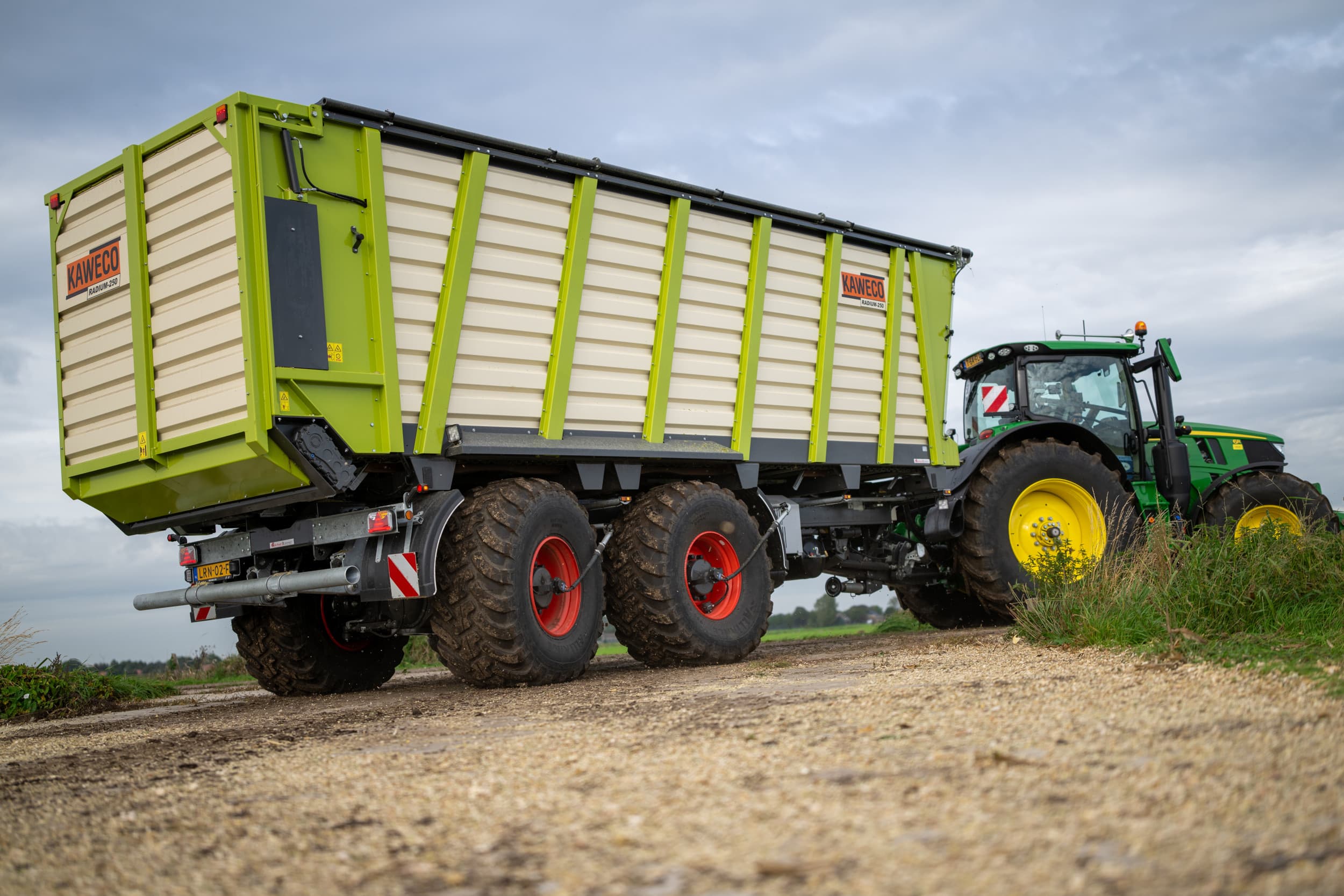Een bekend fenomeen: de Kaweco-silagewagen. Misschien wel de meest verkochte silagewagen in Nederland. Nu Kaweco ophoudt te bestaan, stopt ook de productie hiervan. – Foto: Michel Velderman
