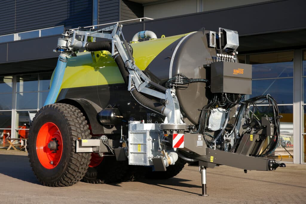 Kaweco is in Nederland en Duitsland groot met de verkoop van mesttechniek, zoals mesttanks op en aan de Claas Xerion-systeemtrekkers alsook deze zeer populaire Double-Twin-Shift-mesttank. De productie van mesttanks stopt definitief. – Foto: Hans Prinsen