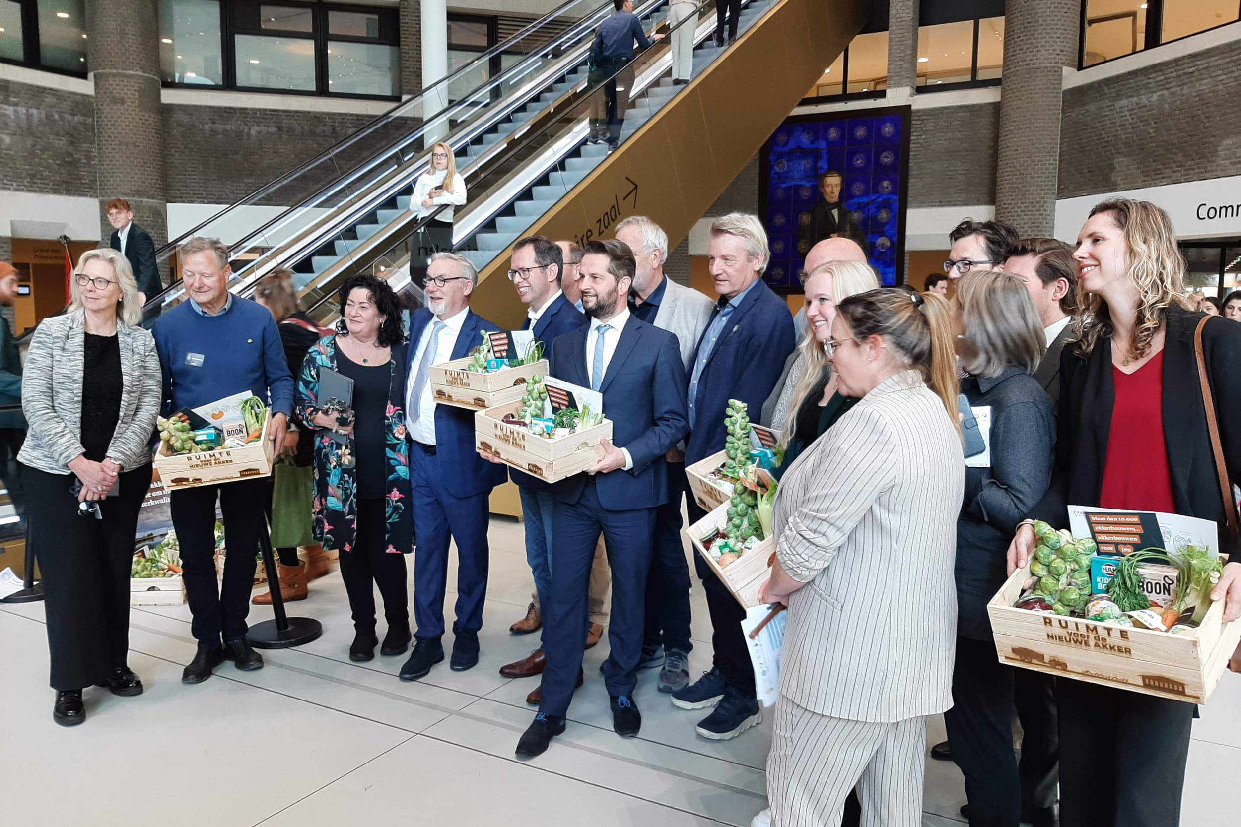 De landbouwcommissie van de Tweede Kamer kreeg een kistje groente van BO akkerbouw. Foto: Mariska Vermaas