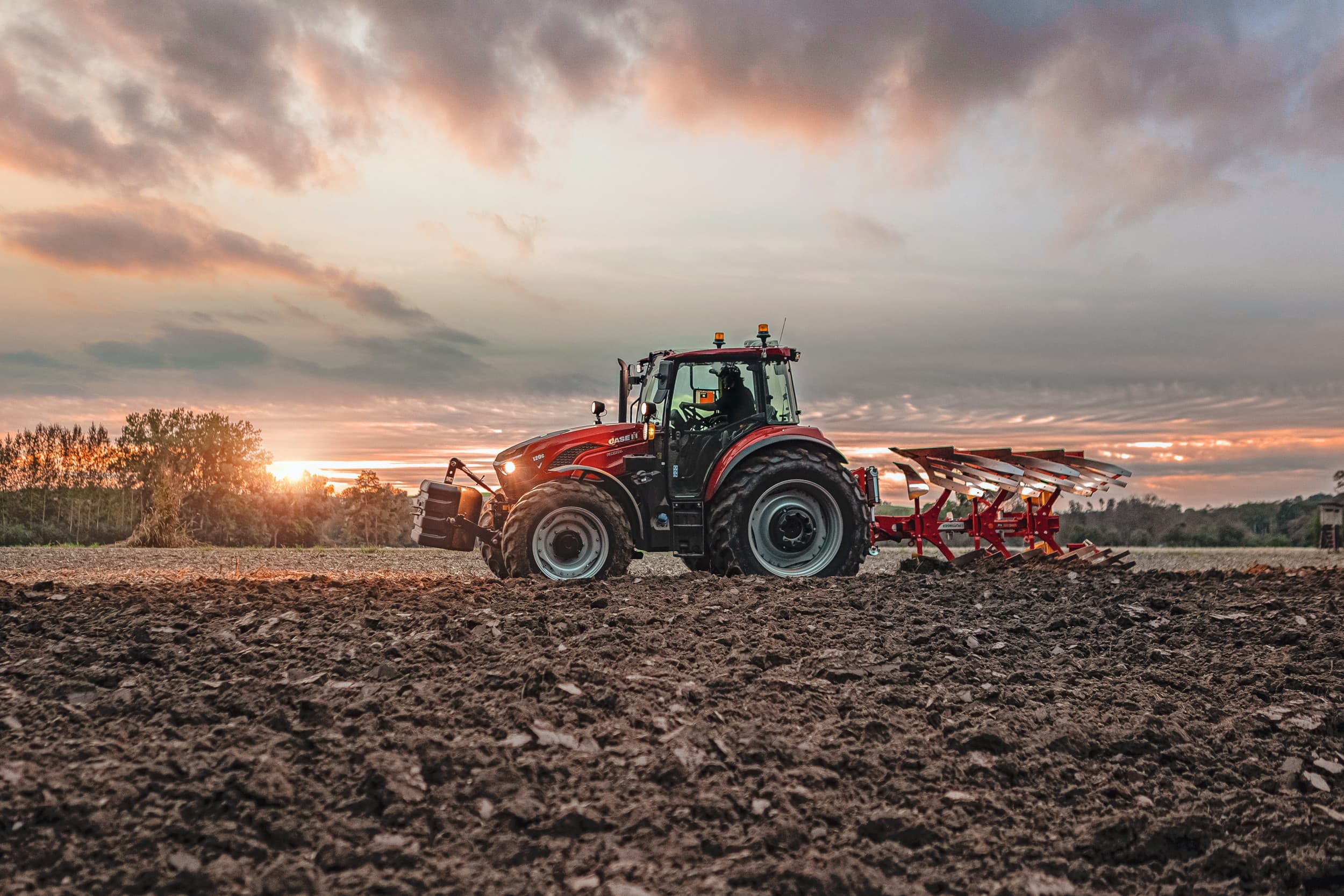 De Farmall C-serie van Case IH krijgt een nieuw uiterlijk. Ook voerde de fabrikant vele verbeteringen door, en passen er nu hogere achterbanden onder de trekker (tot R38). – Foto’s: Ondrej Totzauer