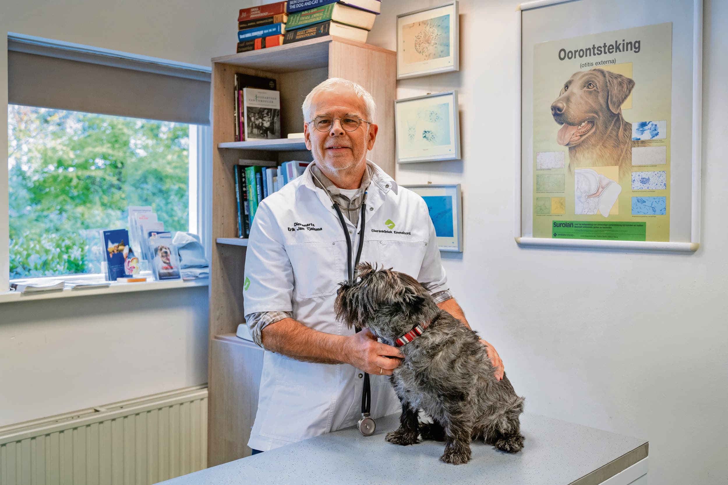 Erik Jan Tjalsma: “De veterinaire boeken van mijn grootvader stimuleerde mij om in de geschiedenis van de diergeneeskunde te duiken.” - Foto: Andrea van Schaik