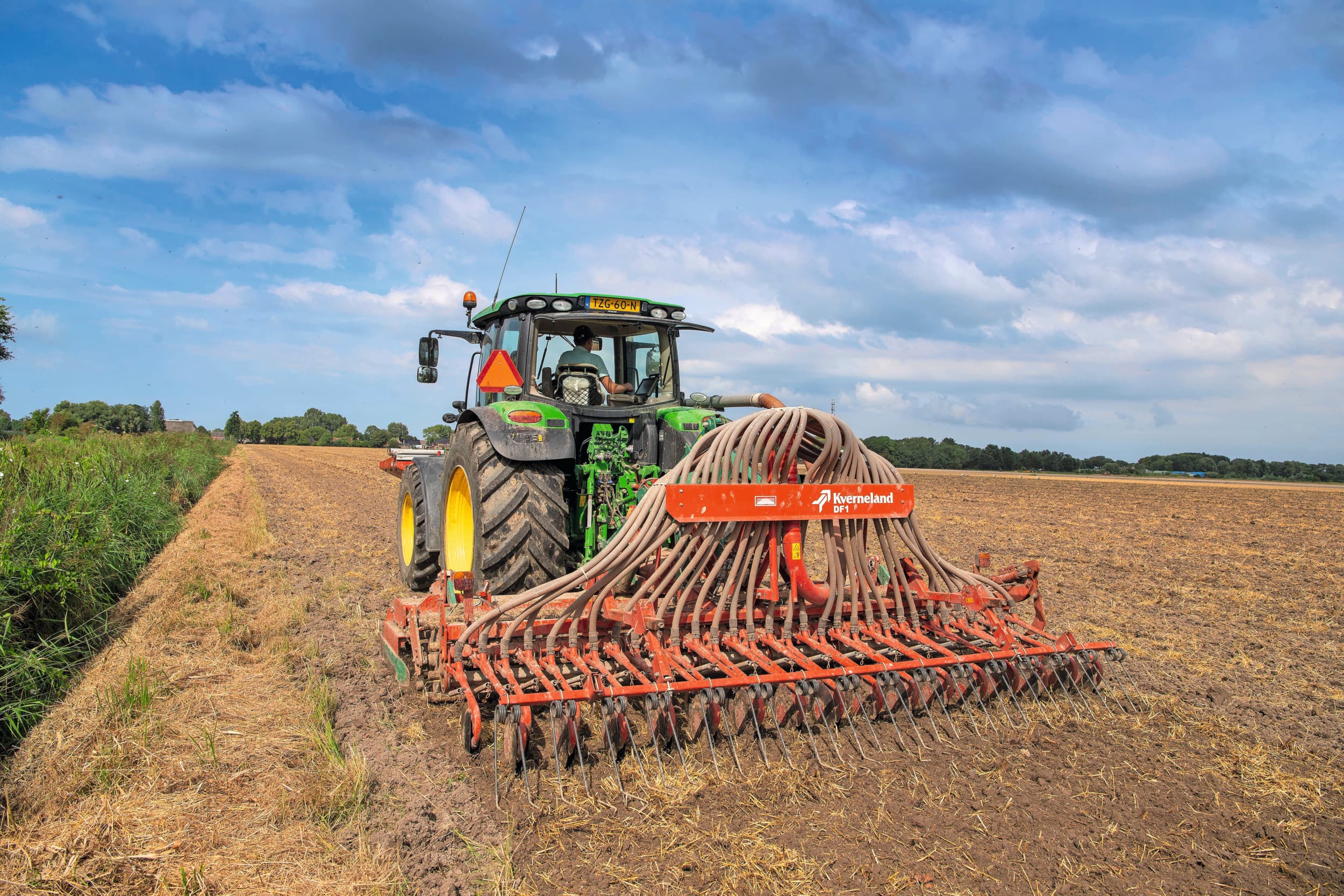 Stoppelbewerking en inzaai van een groenbemester na de gerstoogst in Pieterburen (Gr.). In de winter de bodem bedekt houden, draagt bij aan minder uitspoeling van stikstof. Foto: Mark Pasveer