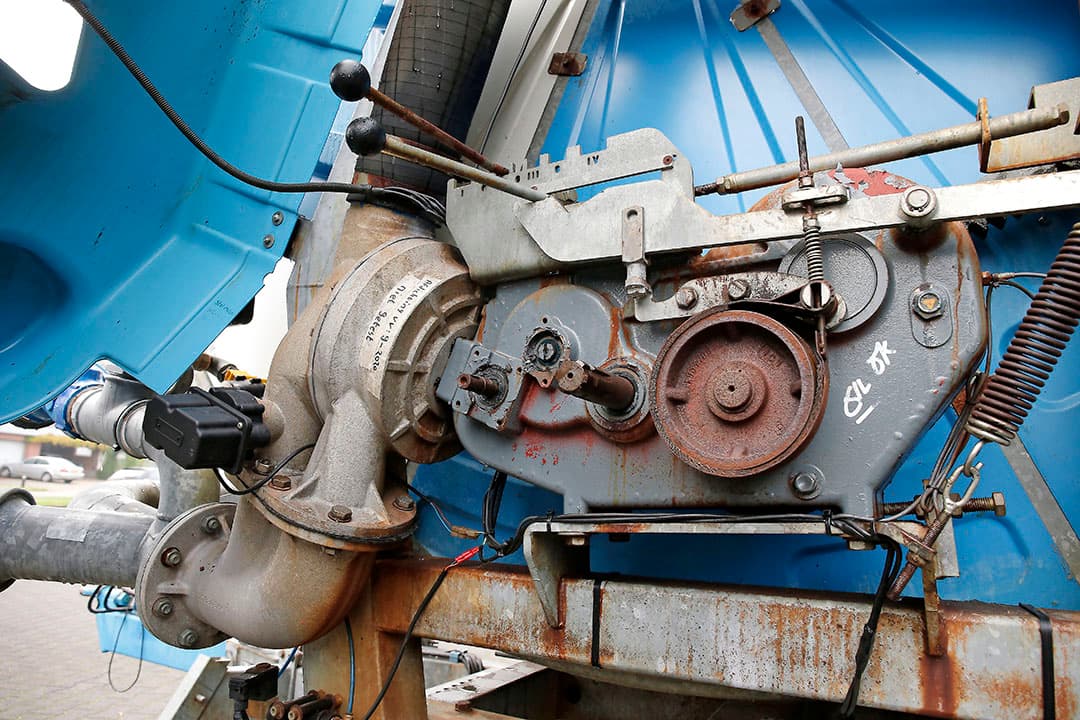 De aandrijving van de haspel komt vanaf de turbine. Het verschilt per haspel hoe deze de aandrijving opgebouwd is. De tandwielkast kan direct op de turbine gebouwd zijn. Kleurt de olie wit, dan is de keramische afdichting (€40) lek. Het advies is om jaarlijks de olie te verversen.