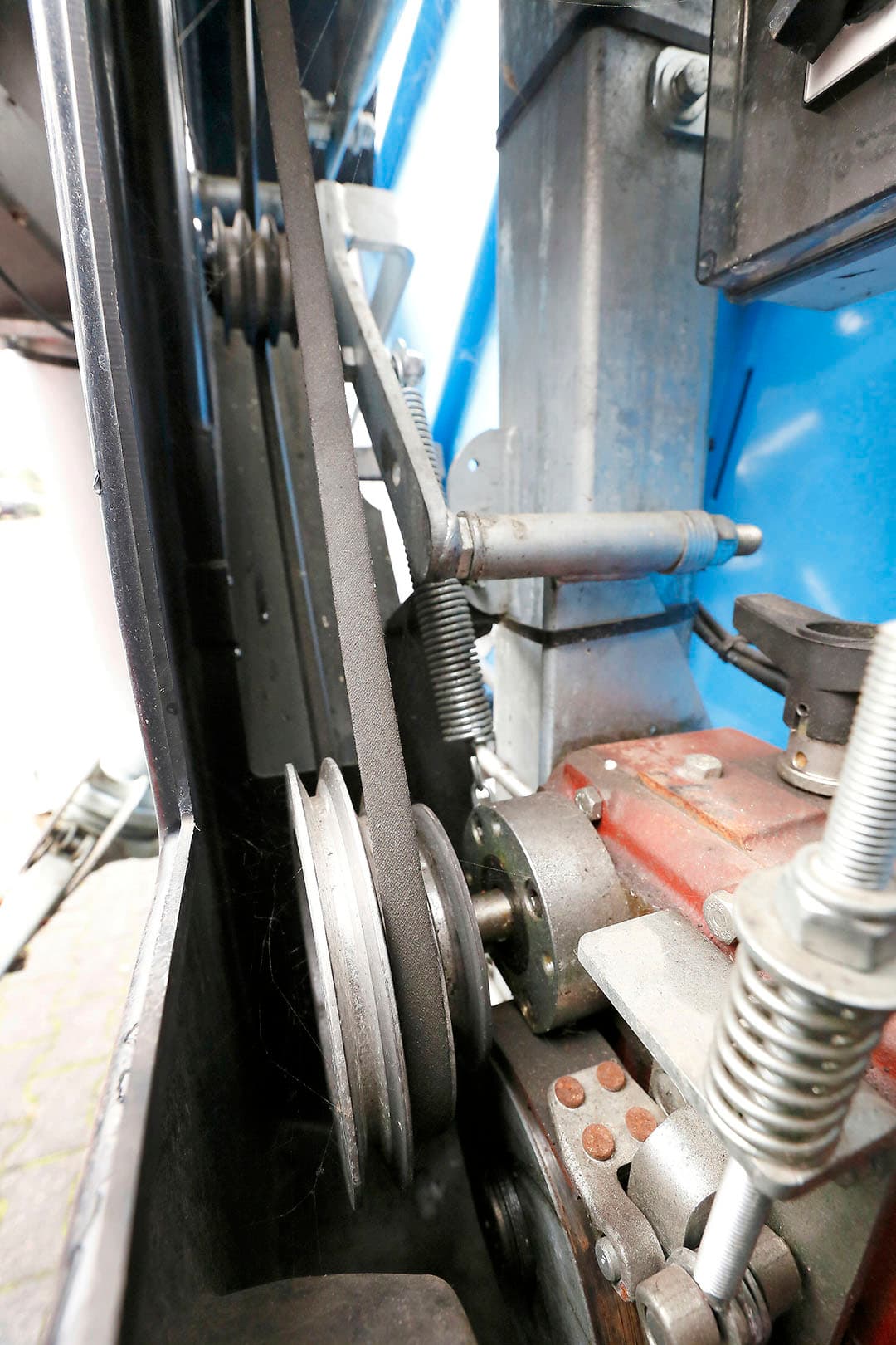 Afhankelijk van het type kan de haspel ook worden aangedreven via een v-snaar. Controleer de conditie en spanning van de v-snaar. Vervang bij twijfel deze v-snaar, deze draait namelijk een hoog toerental. Door de hoge ingaande snelheid is het verstandig om jaarlijks de olie van de tandwielkast te vervangen.