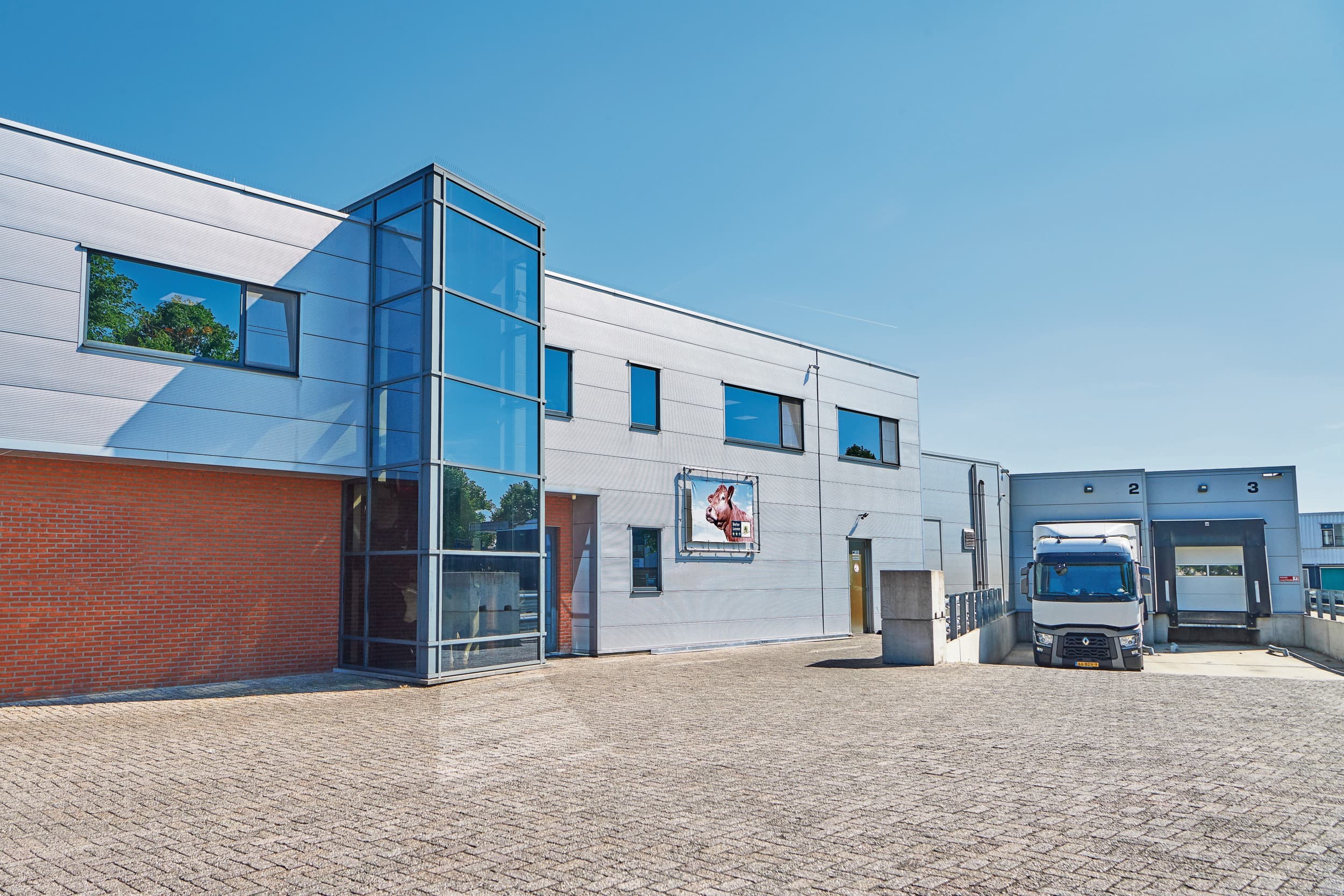 Op de vestiging in Roosendaal werken 56 mensen. Voor een groot aantal hiervan is werk op andere vestigingen van Van Loon Group. Foto: Van Loon Group