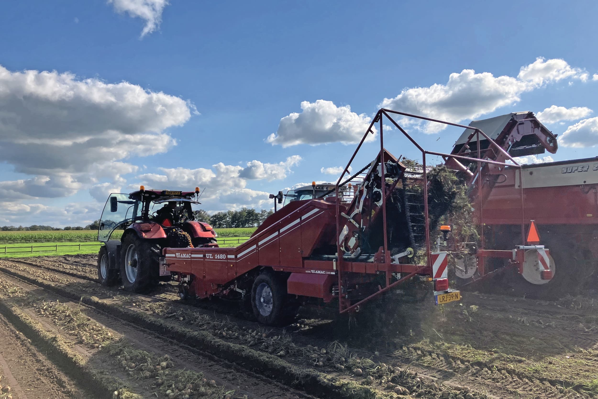 De VSS Amac-uienlader is al langer verkrijgbaar, maar nu ook met doorvalmat. Deze voert grof onkruid af. Volgens VSS Machinebouw is grof onkruid tijdens het rooien van uien een toenemend probleem, met name op zandgronden. – Foto’s: VSS Machinebouw