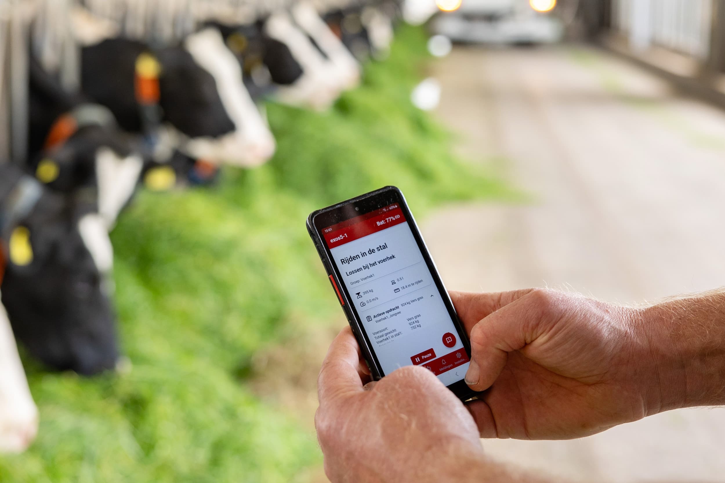 Het project Friese agrarische sector cyberproof helpt boeren met trainingen en IT-scans om hun digitale veiligheid te verbeteren, gericht op onder andere apps die ze dagelijks gebruiken. Foto: Herbert Wiggerman