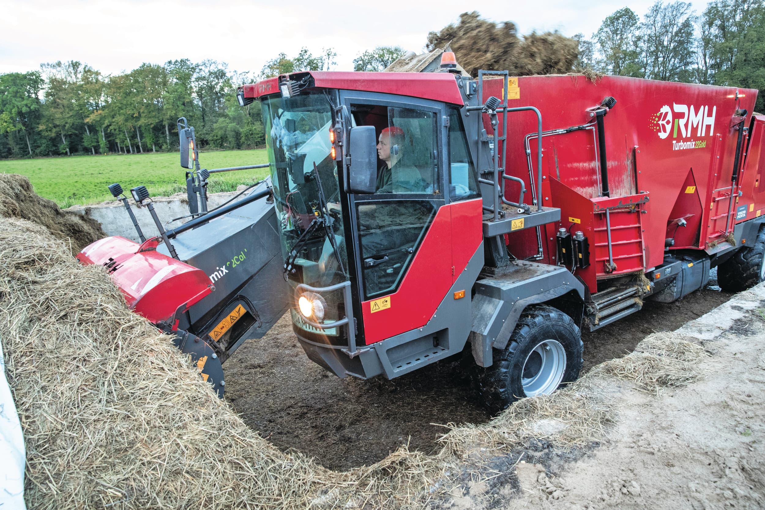 Van de loonvoerenbedrijf rijdt het gros met een zelfrijdende voermengwagen. Hier is loonvoerder Koen Damink bezig de wagen te vullen op het bedrijf van Leo Scholten Linde. Loonvoerders laden de wagen op basis van gegevens die de klanten via apps delen. Foto: Ronald Hissink