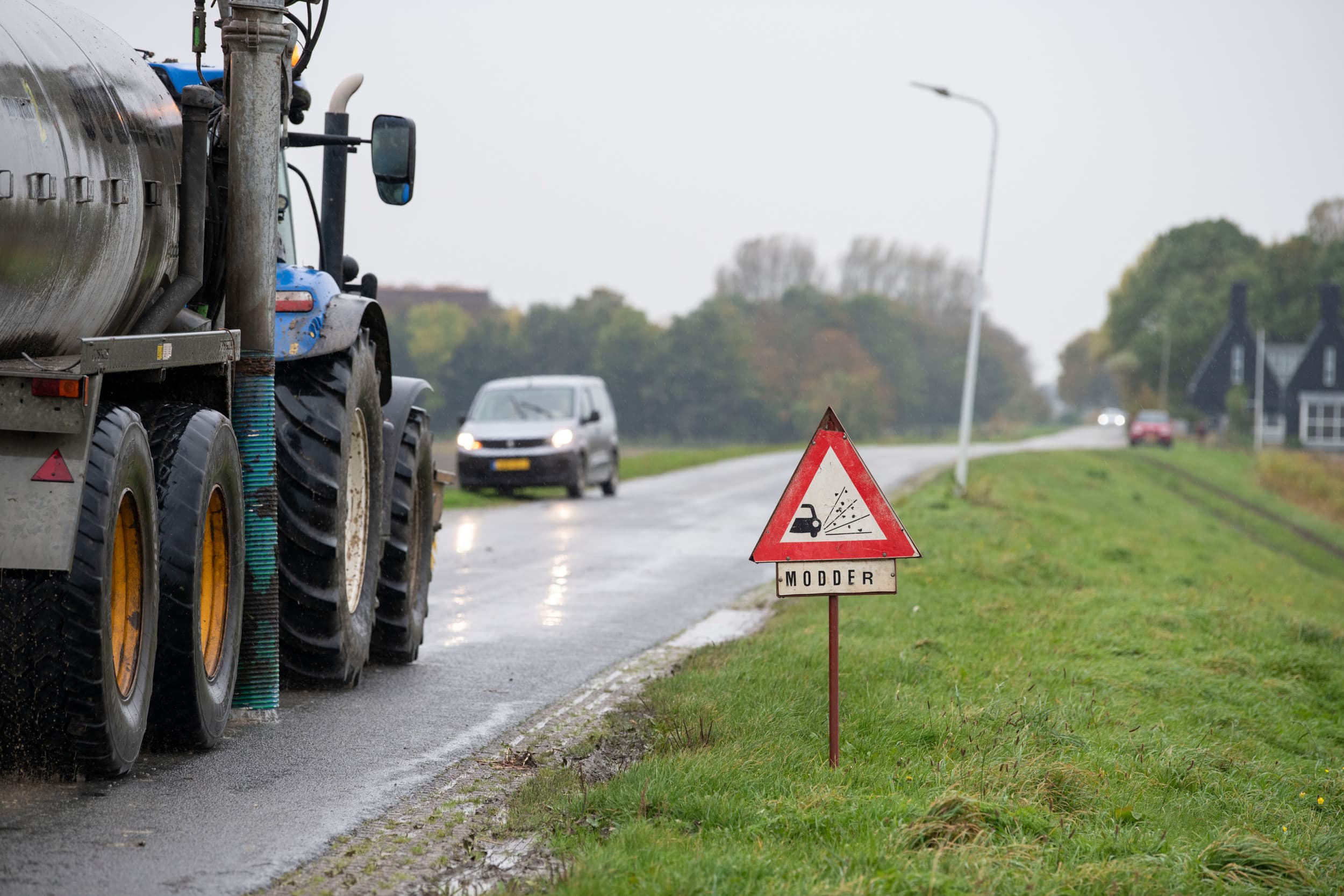 Ondanks het plaatsen van een waarschuwingsbord blijft de weg gevaarlijk bij modder. Foto: Mark Pasveer