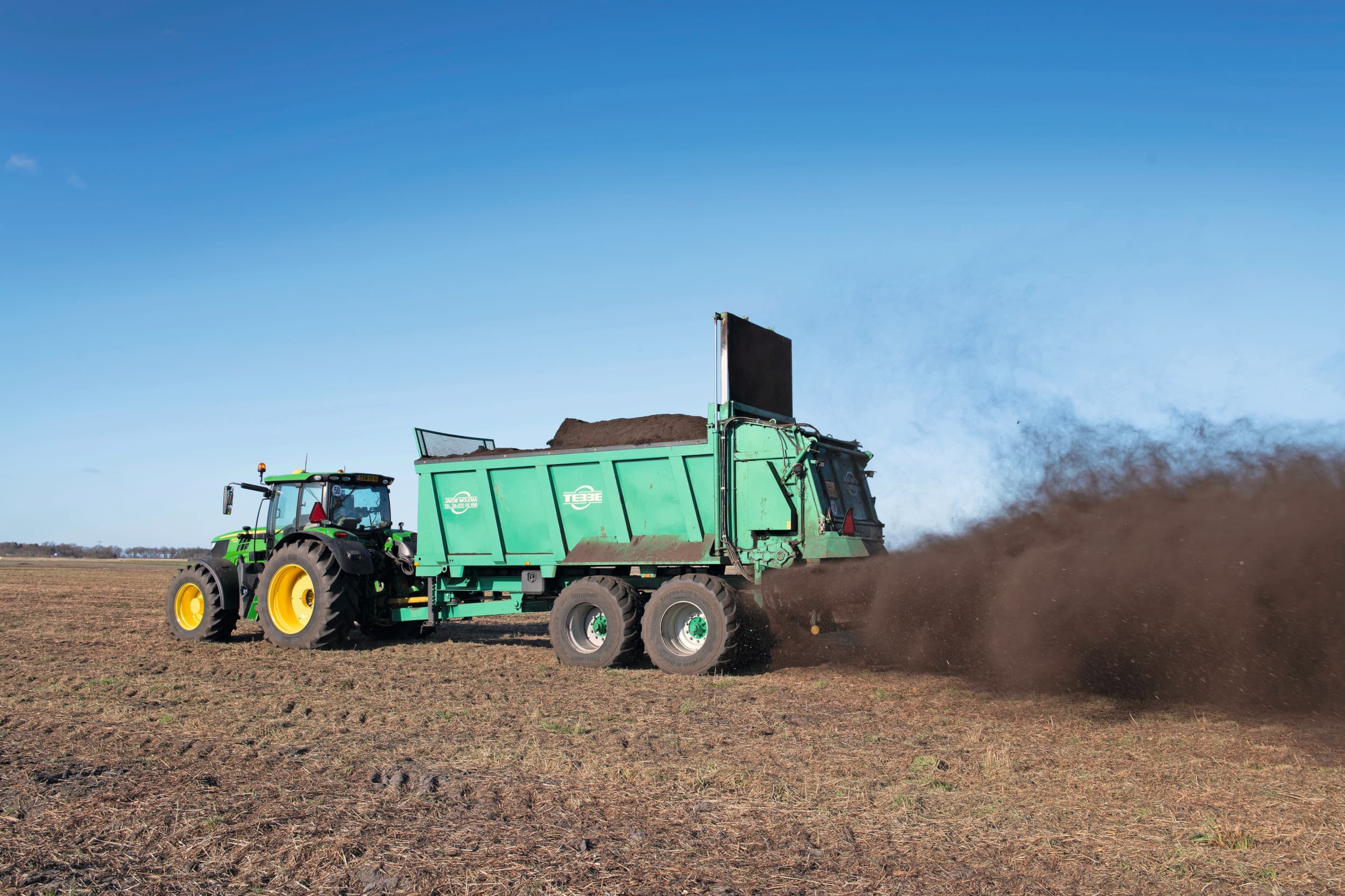 Uitrijden van compost. Organische stof buffert een deel van de stikstof uit kunstmest, maar dit komt te laat weer vrij voor de gewasgroei. Foto: Mark Pasveer
