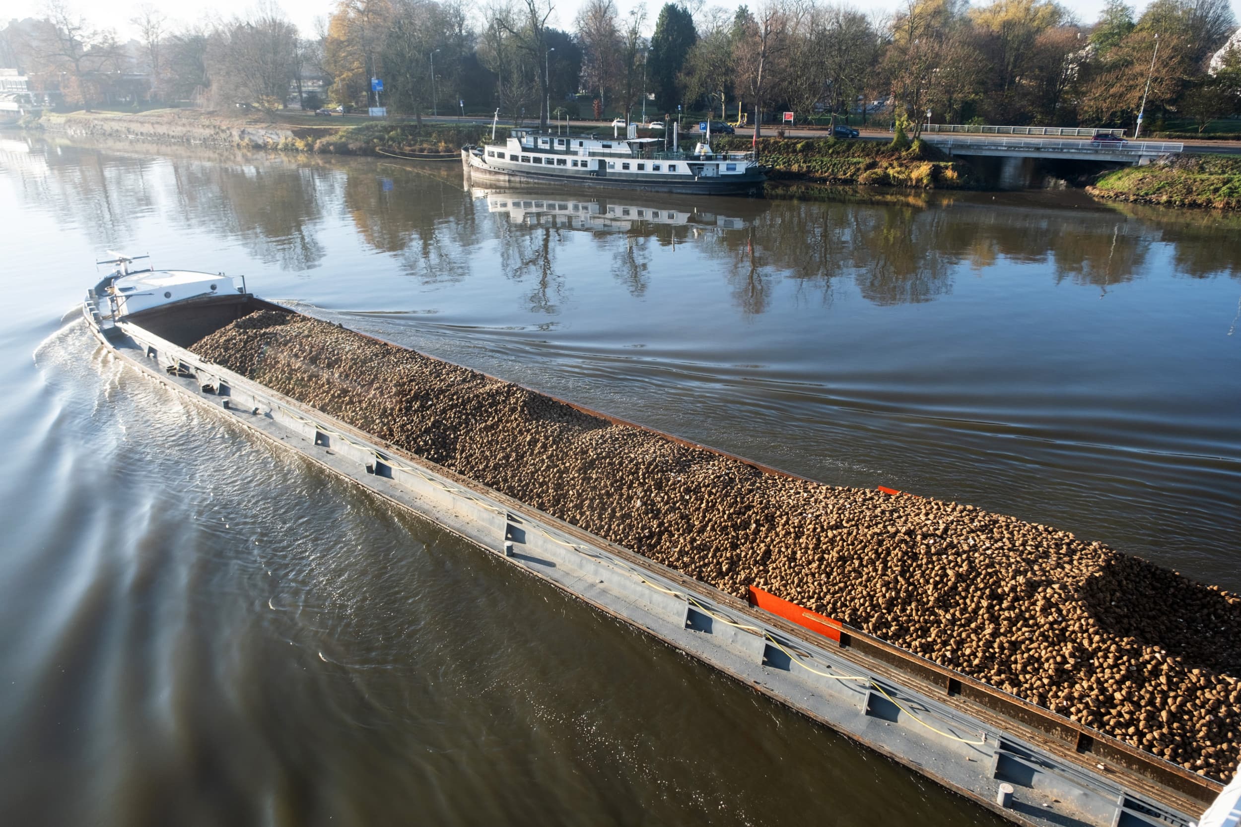 Drie keer per dag vaart er door het centrum van Maastricht een vrachtschip met suikerbieten naar Cosun in Dinteloord. Foto: Twan Wiermans