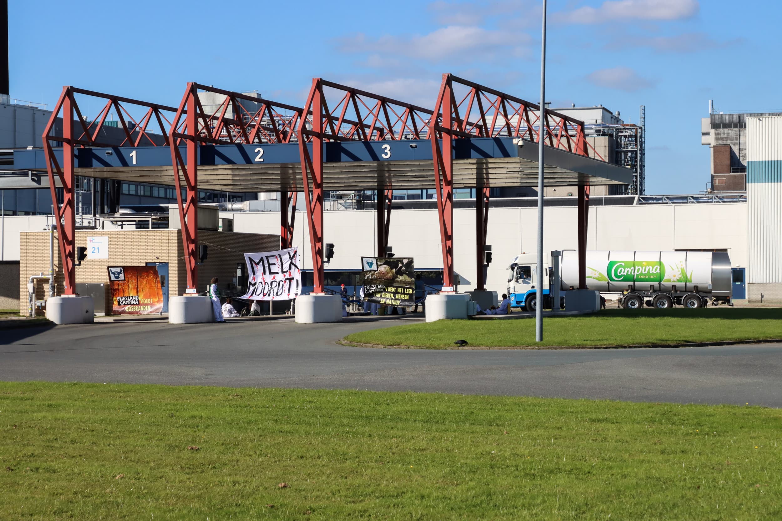 blokkade FrieslandCampina door dierenactivisten