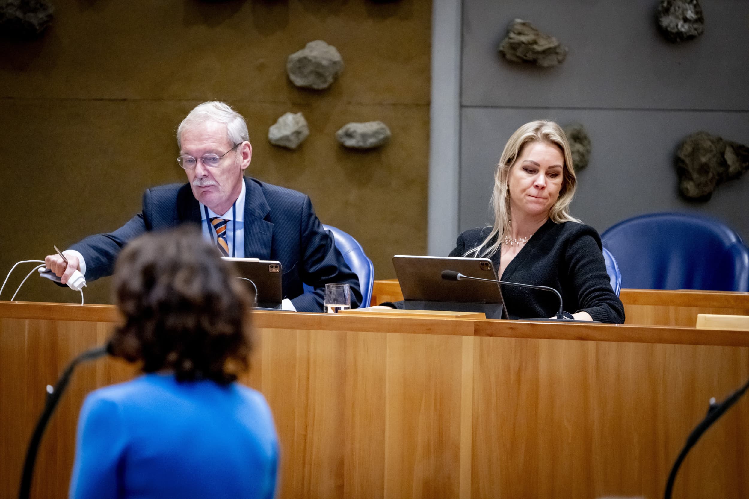 Minister Femke Wiersma (BBB, Landbouw, Visserij, Voedselzekerheid en Natuur) en Jean Rummenie Staatssecretaris van Landbouw, Visserij, Voedselzekerheid en Natuur tijdens een debat met de Tweede Kamer. Foto: ANP