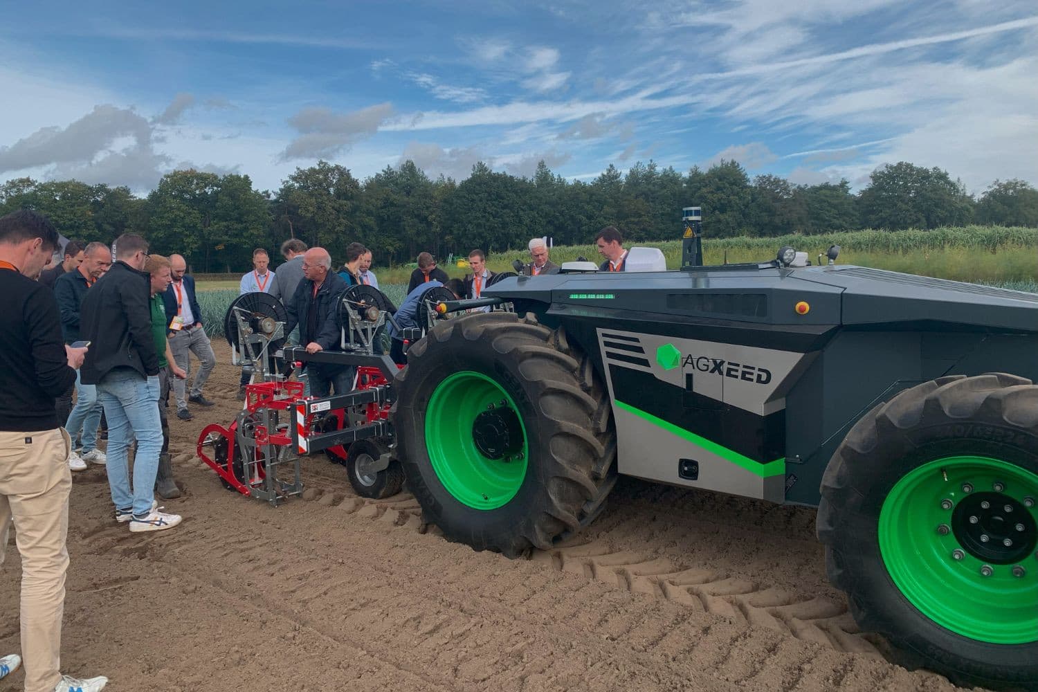 Bezoekers van het event AgriTech bekijken als onderdeel van een innovatietour de Agxeed autonome vierwielige wiedmachine. Foto’s: Petra Frans