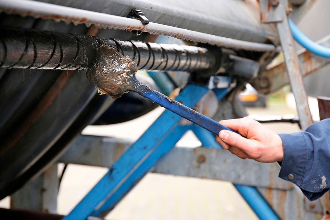 Afhankelijk van de het type en uitvoering haspel is deze uitgerust met een profiel-as of ketting voor de slanggeleiding. Belangrijk is dat een profiel-as goed ingevet wordt om slijtage te voorkomen, doe dit ook tijdens het beregeningseizoen. De ketting voor de slanggeleiding dient gesmeerd en gespannen te worden.