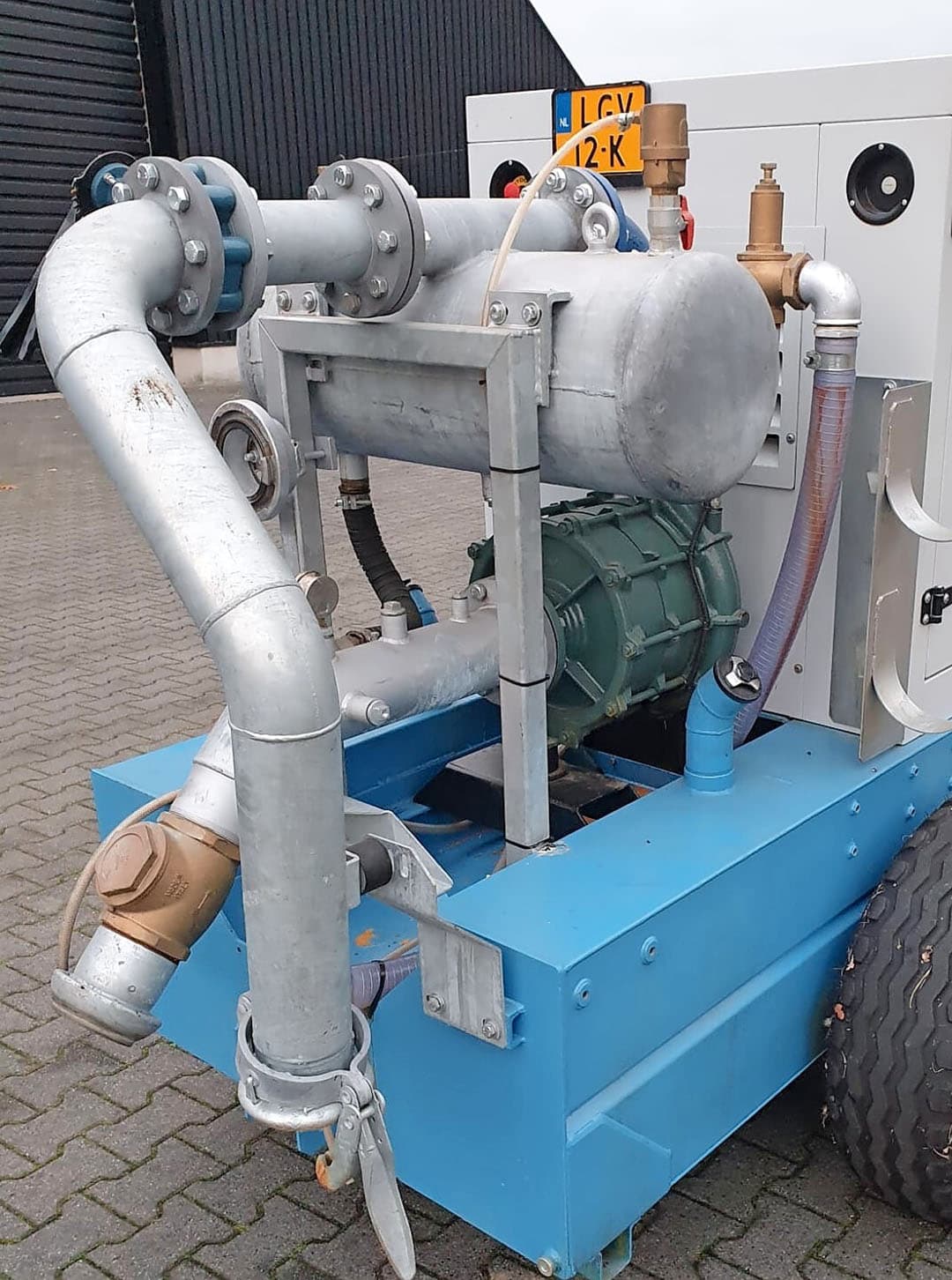 Om te voorkomen dat de pomp bevriest zit er aan de onderkant van de pomp een plug om het water eraf te laten. Het pomphuis vullen met antivries of iets dergelijks is niet nodig. Boven de pomp zit een watervoorraadvat, laat het water in de winter af, vergeet niet voor gebruik het vat weer te vullen met water.