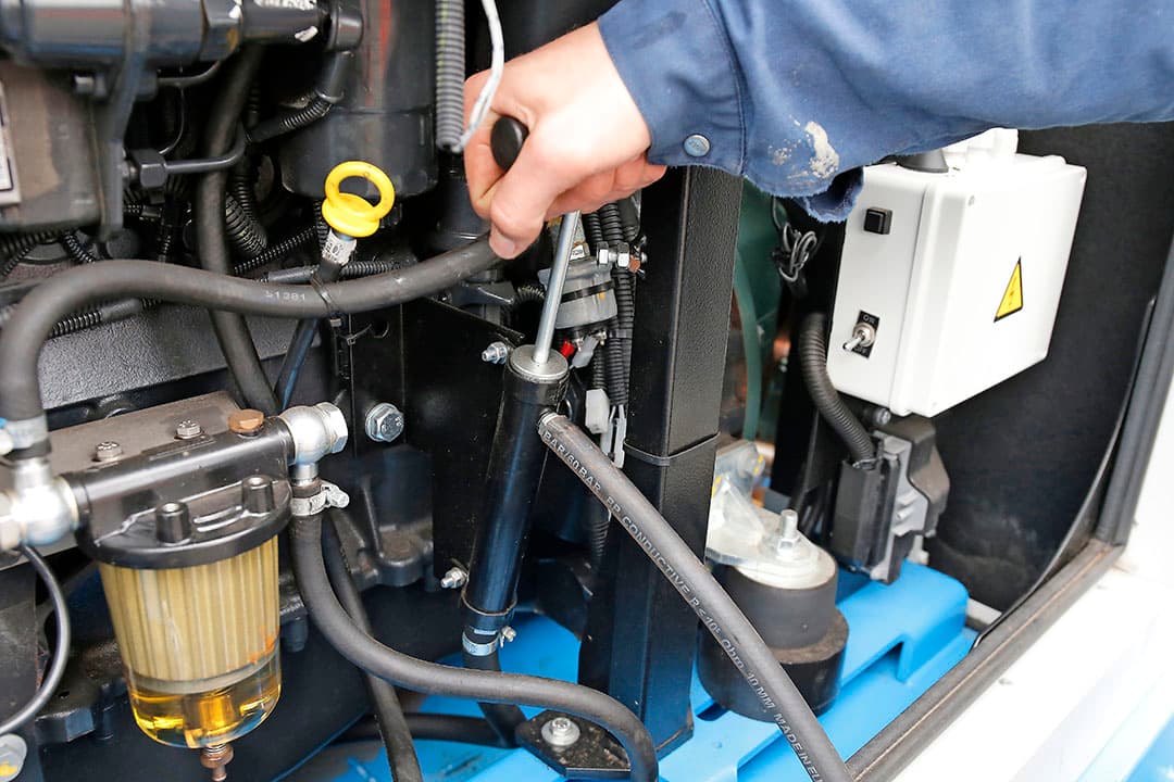 Ververs om de 500 uur motorolie, motoroliefilter en het brandstoffilter. Omdat de ruimte tussen het motorblok en de brandstoftank minimaal is, zijn de meeste pompsets uitgerust met een motoroliehandpomp. Hiermee pomp je de olie uit het carter zonder geknoei met lekbakken.