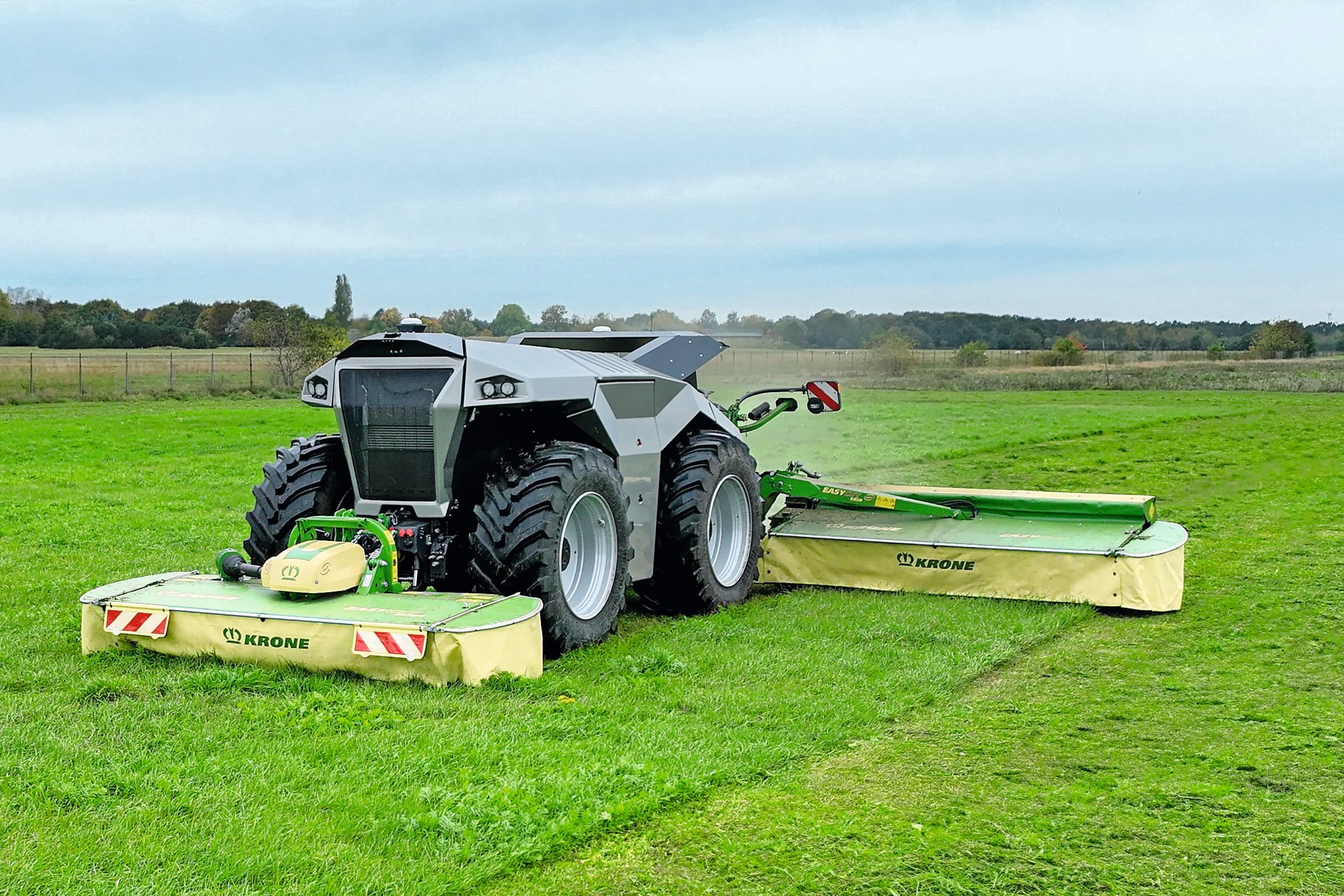 De Krone VTE cabineloze robottrekker aan het werk met Krone-maaiers. Hoe lang duurt het nog voordat een dergelijke combinatie op het veld bij de (melk)veehouder rijdt? Marc Berghuis, fabrieksvertegenwoordiger van Krone, vertelt hierover tijdens het Boerderij/TREKKER-symposium op de Rundvee en Mechanisatie Vakdagen (RMV). – Foto: Krone
