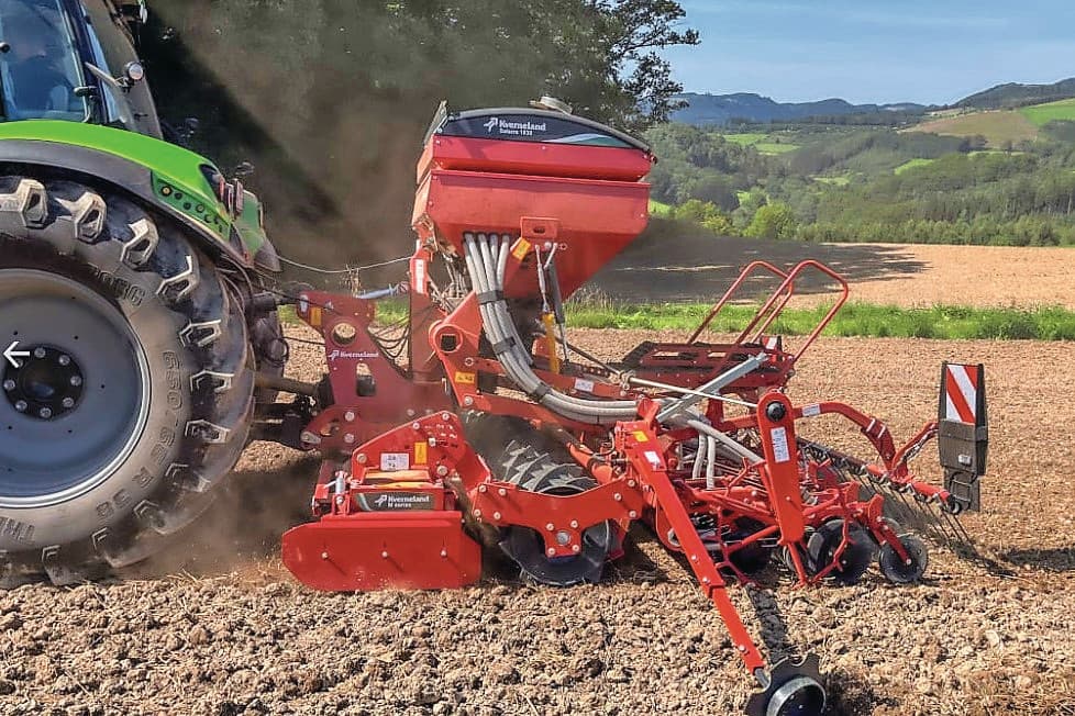 Kverneland breidt zijn gamma pneumatische opbouwzaaimachines uit met de Saterra. Deze vervangt de DA- en s-drill-zaaimachines. Af fabriek wordt de Saterra-opbouwzaaimachine geleverd met een rijafstand van 12,5 of 25 cm. De rijafstand is aan te passen met flexibele kouterbeugels. – Foto’s: Kverneland