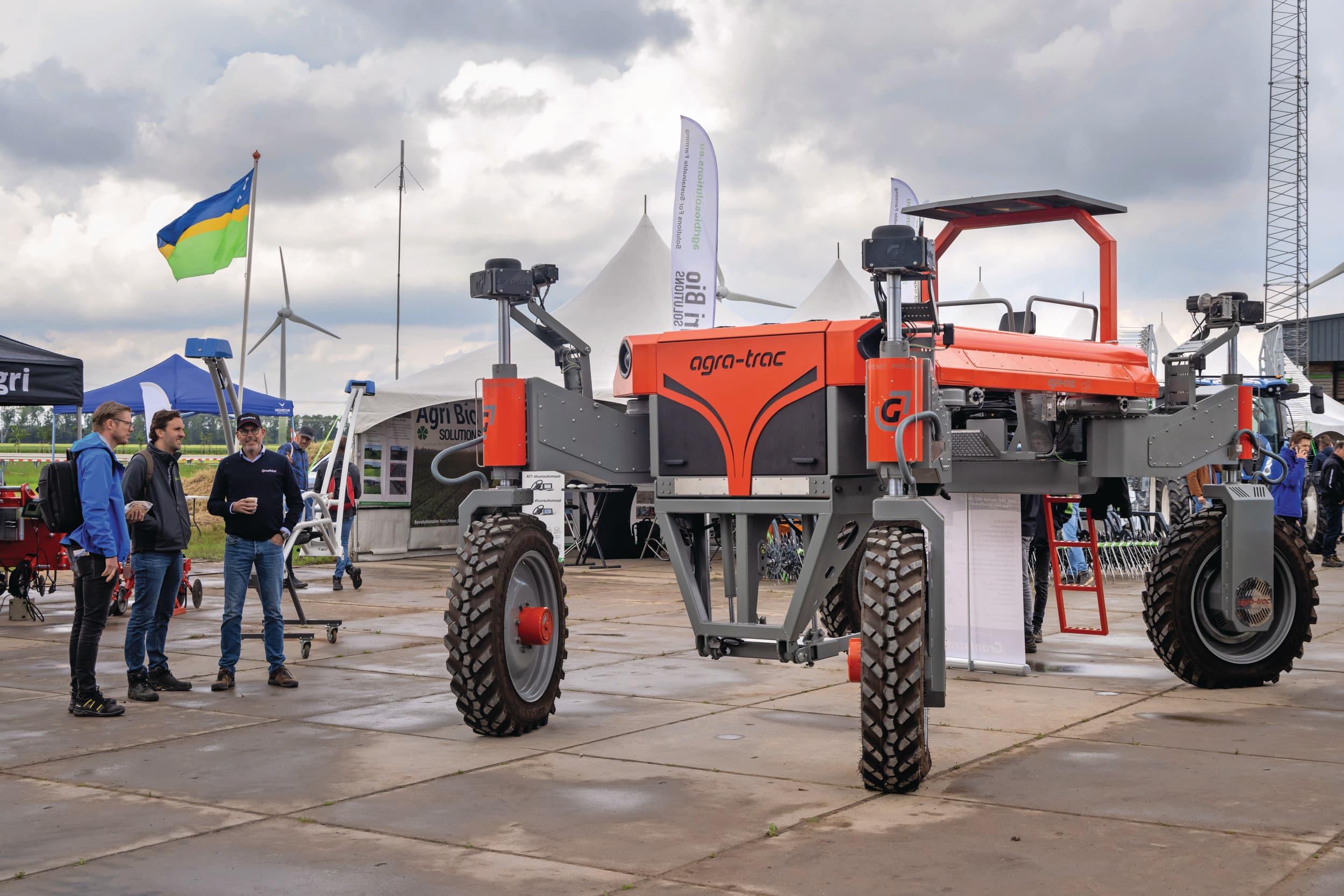 De Friese machinefabrikant Graafstra had in mei veel bekijks met het prototype van de universele werktuigendrager Agra-Trac op de Future Farming & Food Experience 2024 in Lelystad. Rechts op de foto staat Guido Mangnus. Hij werkt samen met de Friese machinefabrikant Graafstra aan een zelfrijdende wagenrooier. – Foto: Koos Groenewold