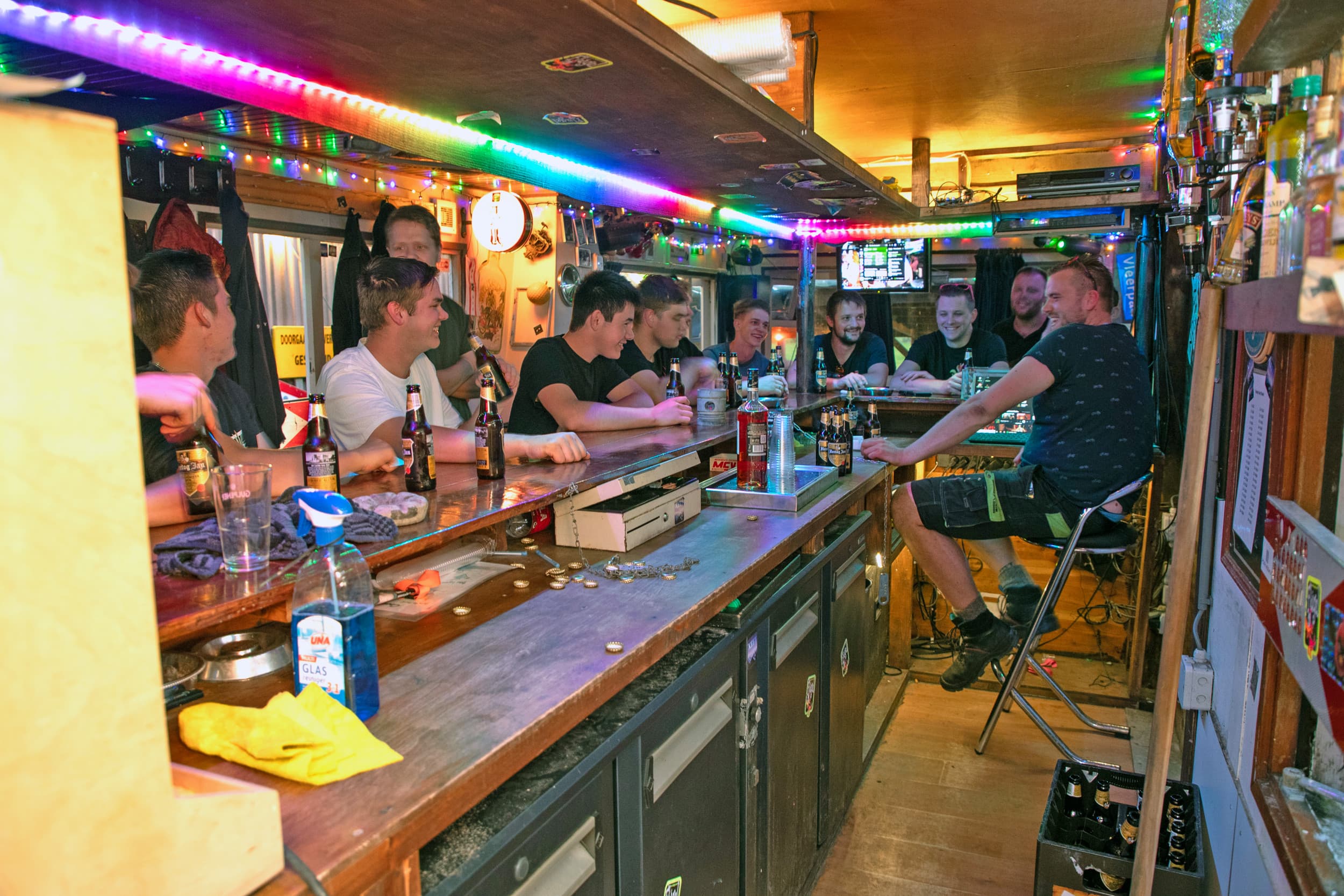 De binnenkant van de keet is voorzien van een bar, gezellige lichtjes en een geluidsinstallatie. Jack zit achter de bar. “Het is hier altijd ouderwets gezellig.” Foto’s: Hans Banus