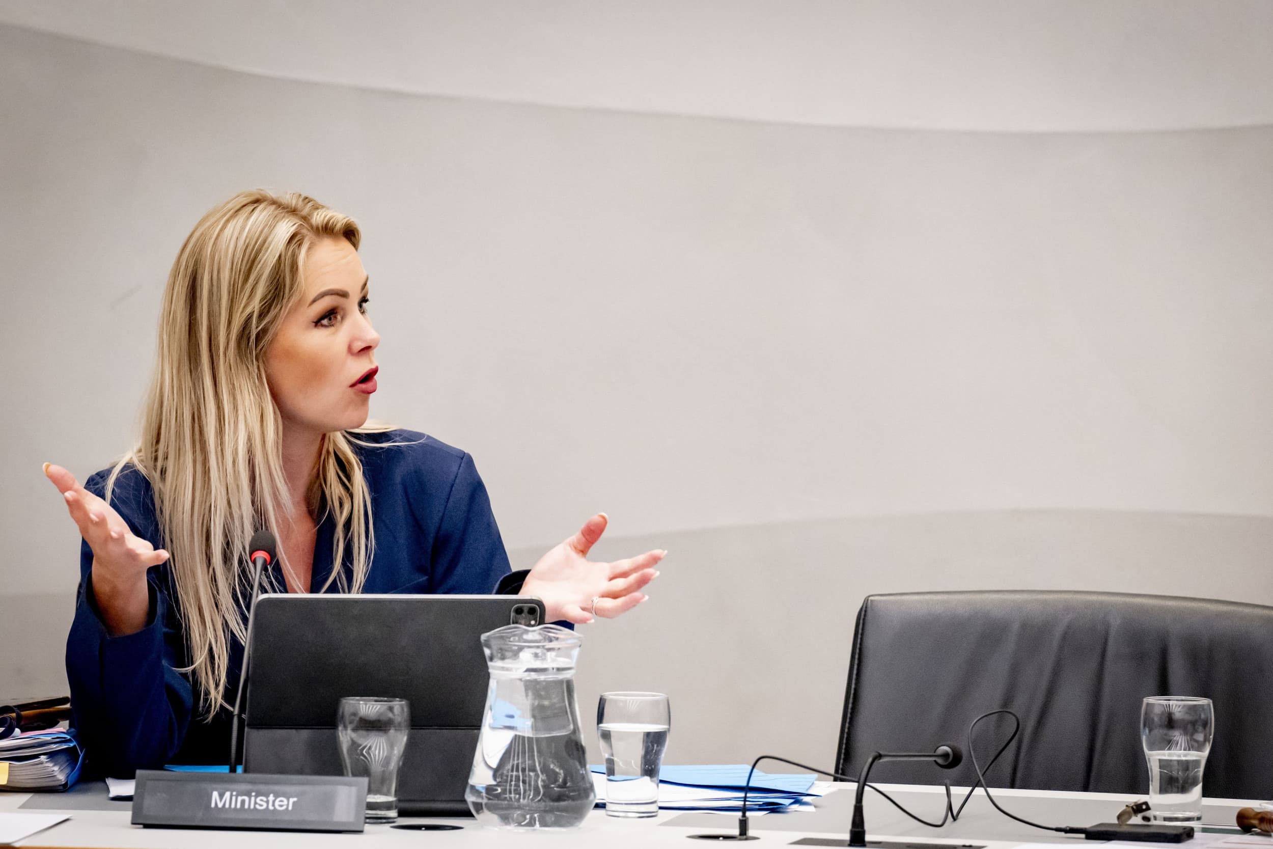 Minister Femke Wiersma tijdens een commissiedebat in Den Haag. Ondanks kritiek uit de Kamer en de sector blijft ze vasthouden aan haar aanpak van de mestcrisis. Foto: ANP