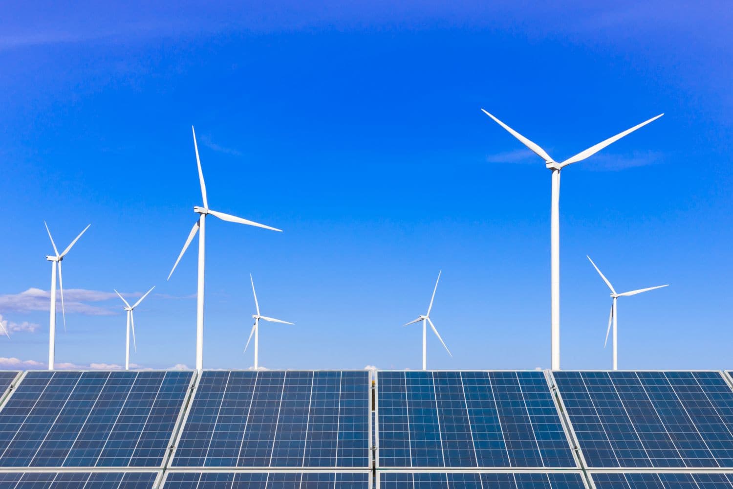 Overijssel verbiedt zonne- en windparken om landbouwgrond te beschermen en wildgroei van energieprojecten te voorkomen. Foto: Canva