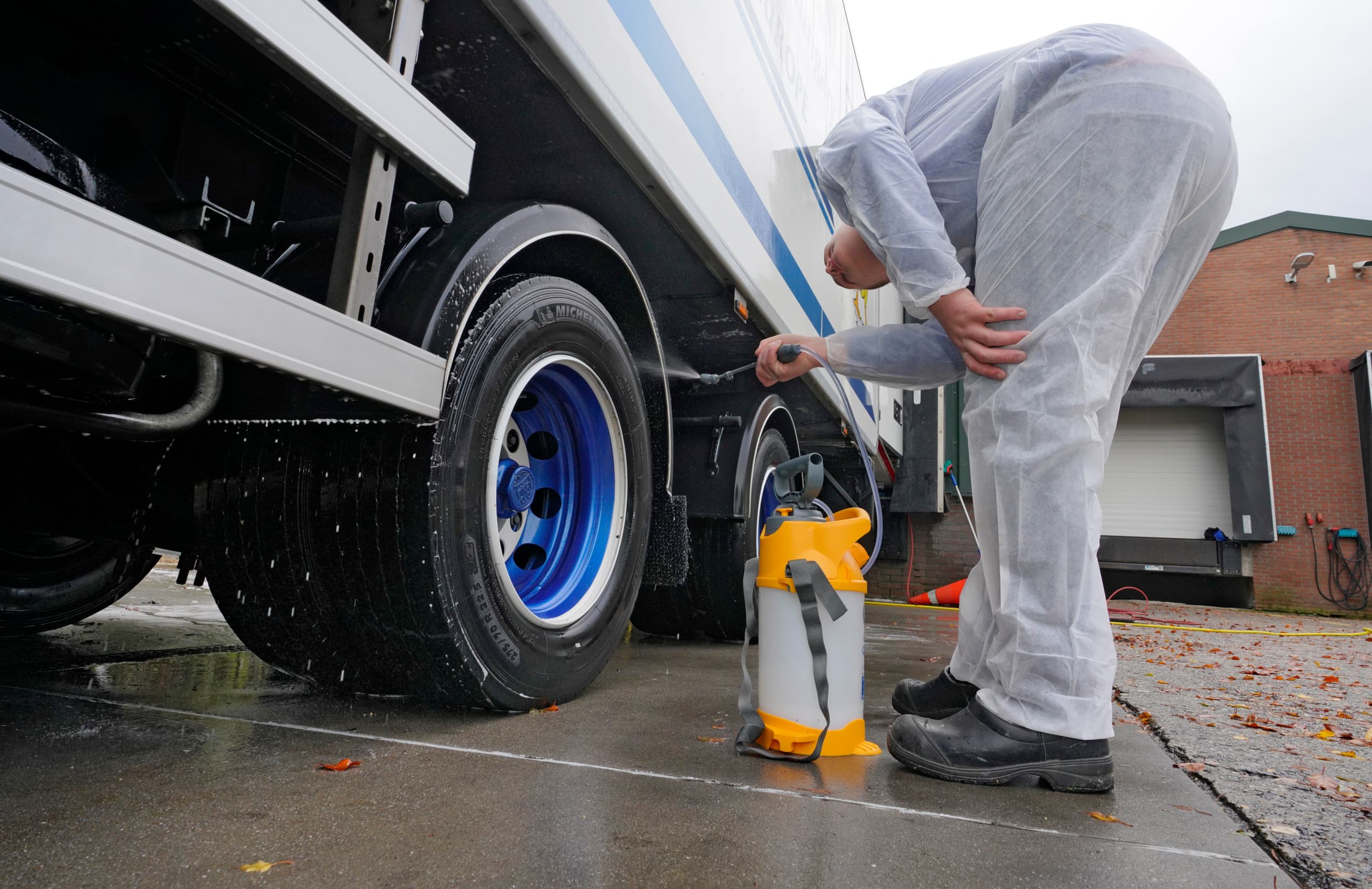 Reiniging en ontsmetting van pluimveetransport in verband met vogelgriep. Foto: Ruud Ploeg