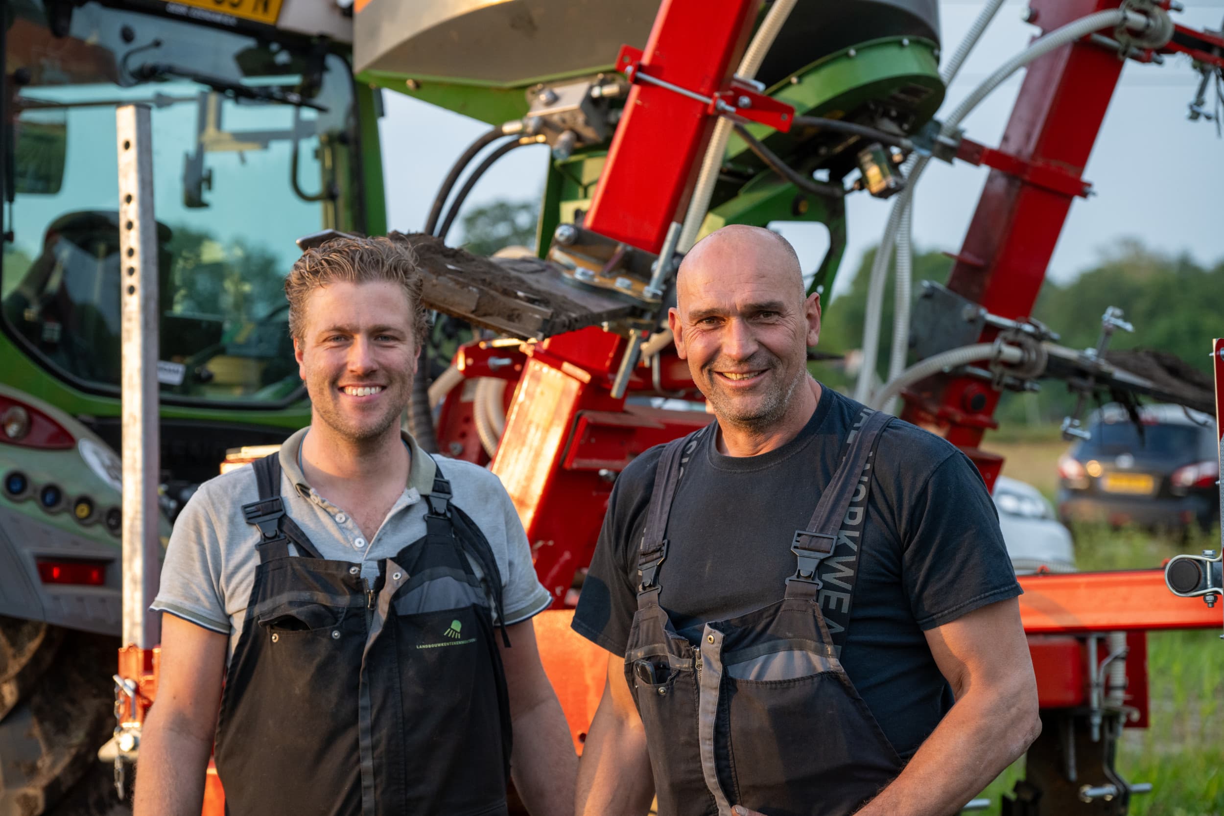 Tom Kenkhuis (l) is melkveehouder in Twente. Marcel Slaghekke (r.) is monteur bij Evers Agro en daarnaast parttime loonwerker. - Foto's: Michel Velderman