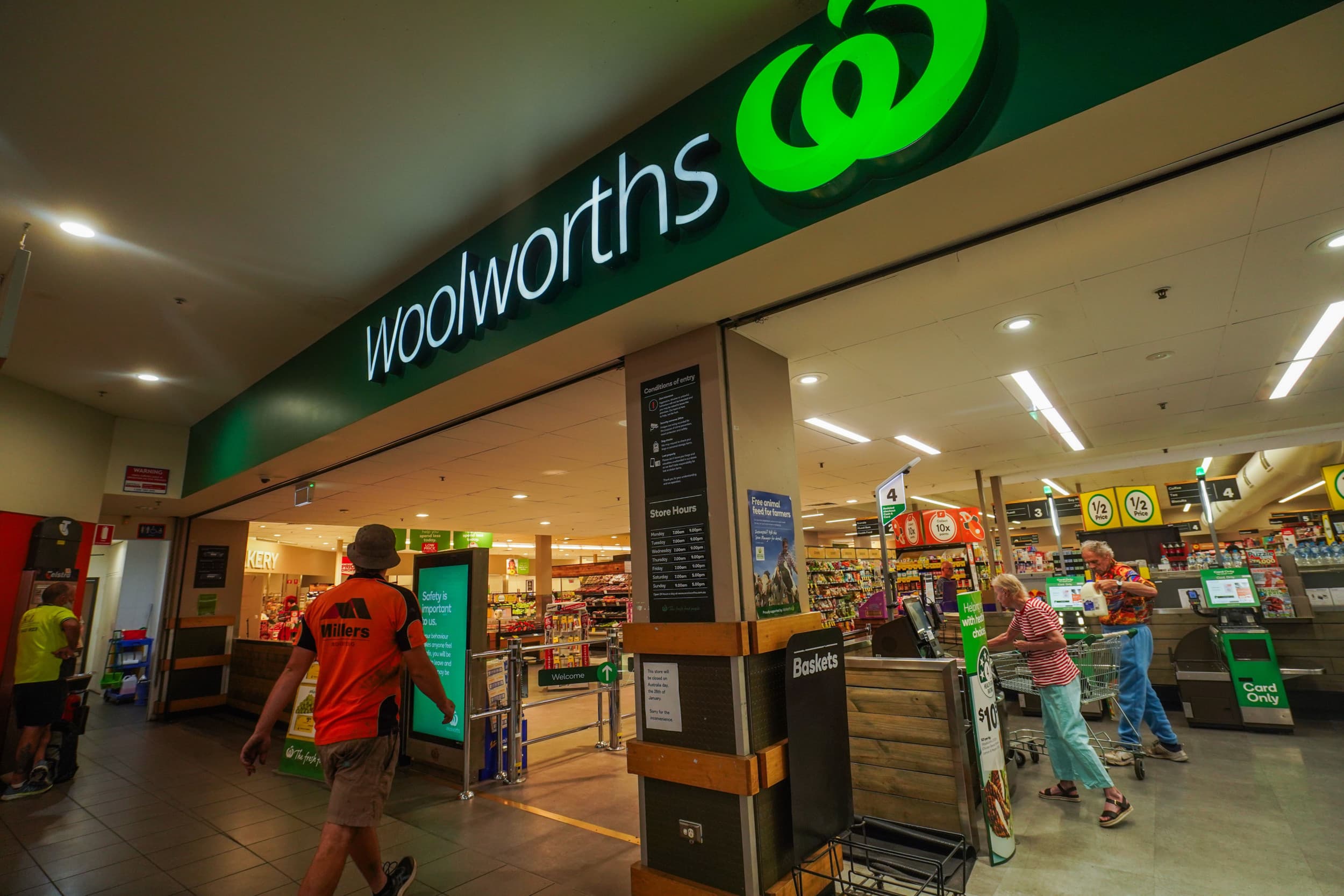 Supermarktketen Woolworths is een van de Australische bedrijven die de prijs van de eigen merken melk verlaagt. – Foto: ANP