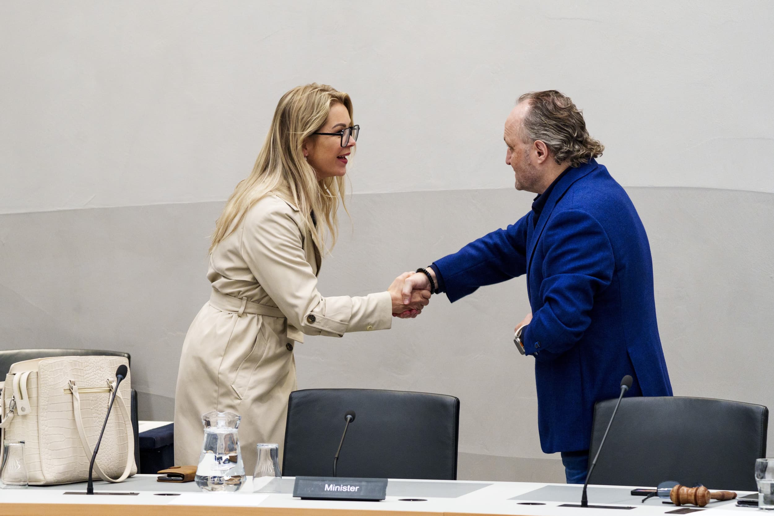 extraparlementair kabinet roept debat binnen coalitie op