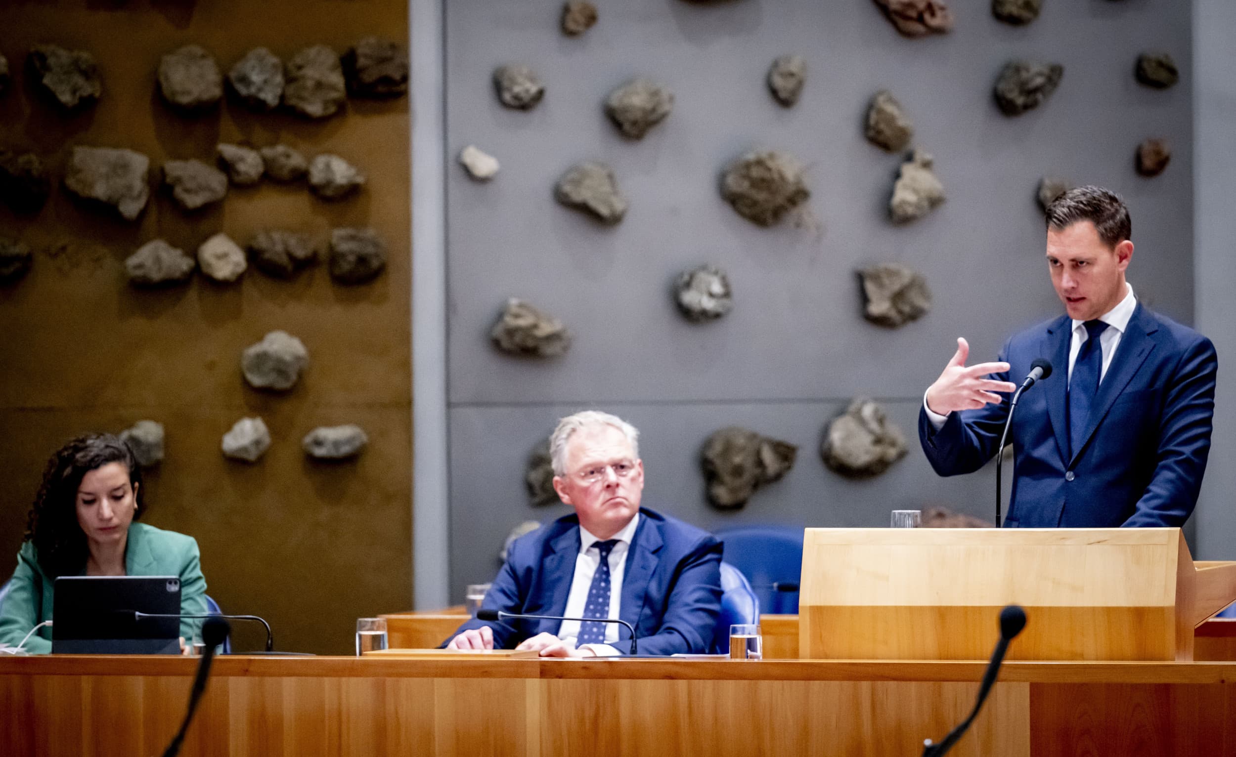 De Algemene Financiële Beschouwingen in de Tweede Kamer: Nora Achahbar, staatssecretaris Toeslagen (links), Folkert Idsinga, staatssecretaris Fiscaliteit en Douane (midden) en Eelco Heinen, minister van Financiën. – Foto: ANP