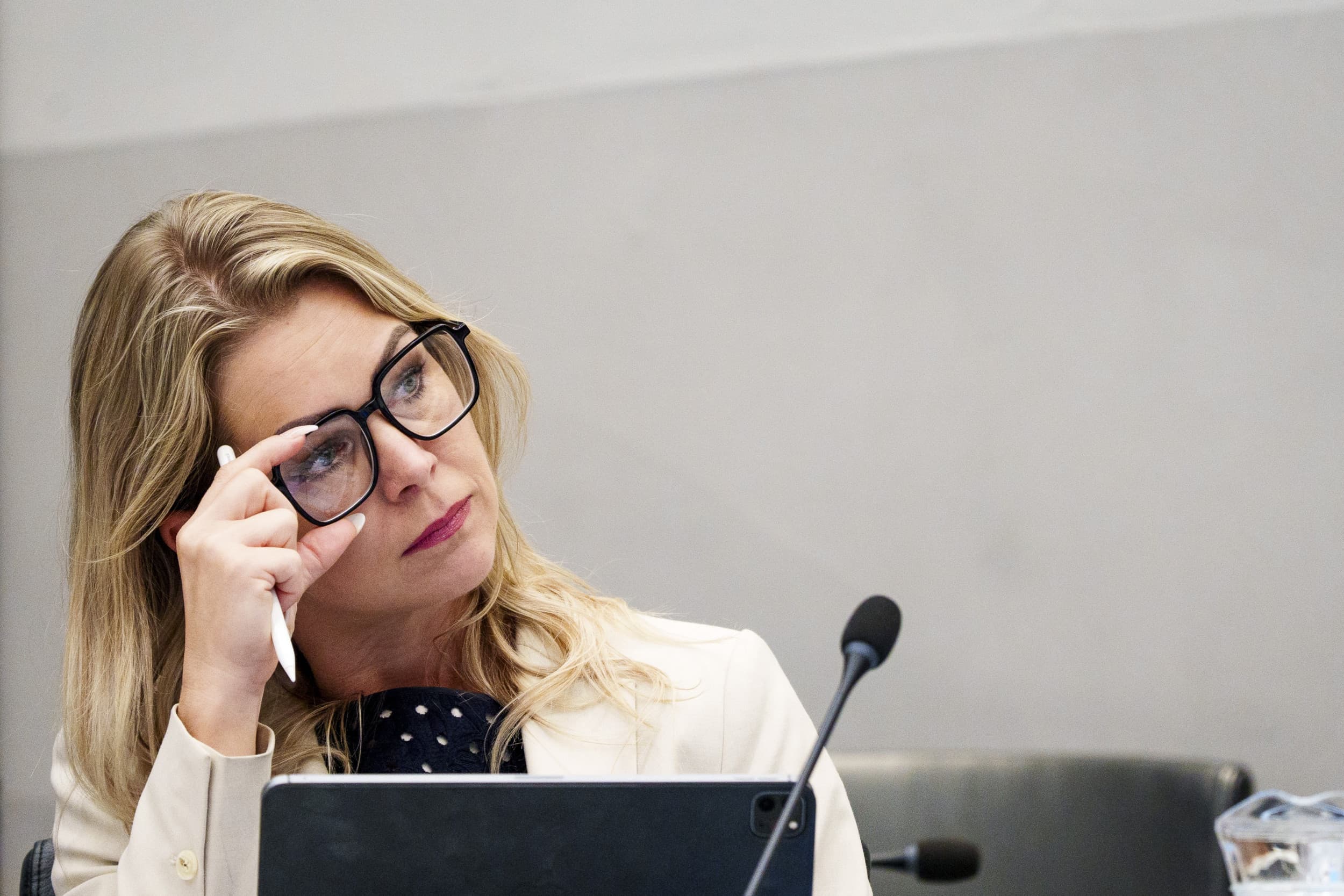Landbouwminister Femke Wiersma stuurt de Algemene Maatregel van Bestuur voor een verbod op het gebruik van de veeprikkers, na een nadrukkelijke oproep van de Tweede Kamer, alsnog naar de Kamer voor behandeling. – Foto: ANP