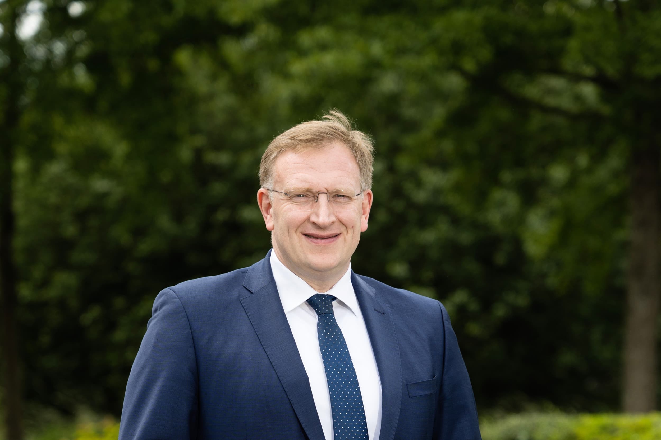 Jan Anker, eigenaar van A-ware, ziet zijn bedrijf groeien met een winststijging van €72 miljoen naar €82 miljoen. Terwijl FrieslandCampina reorganiseert, breidt A-ware internationaal uit. – Foto: Herbert Wiggerman