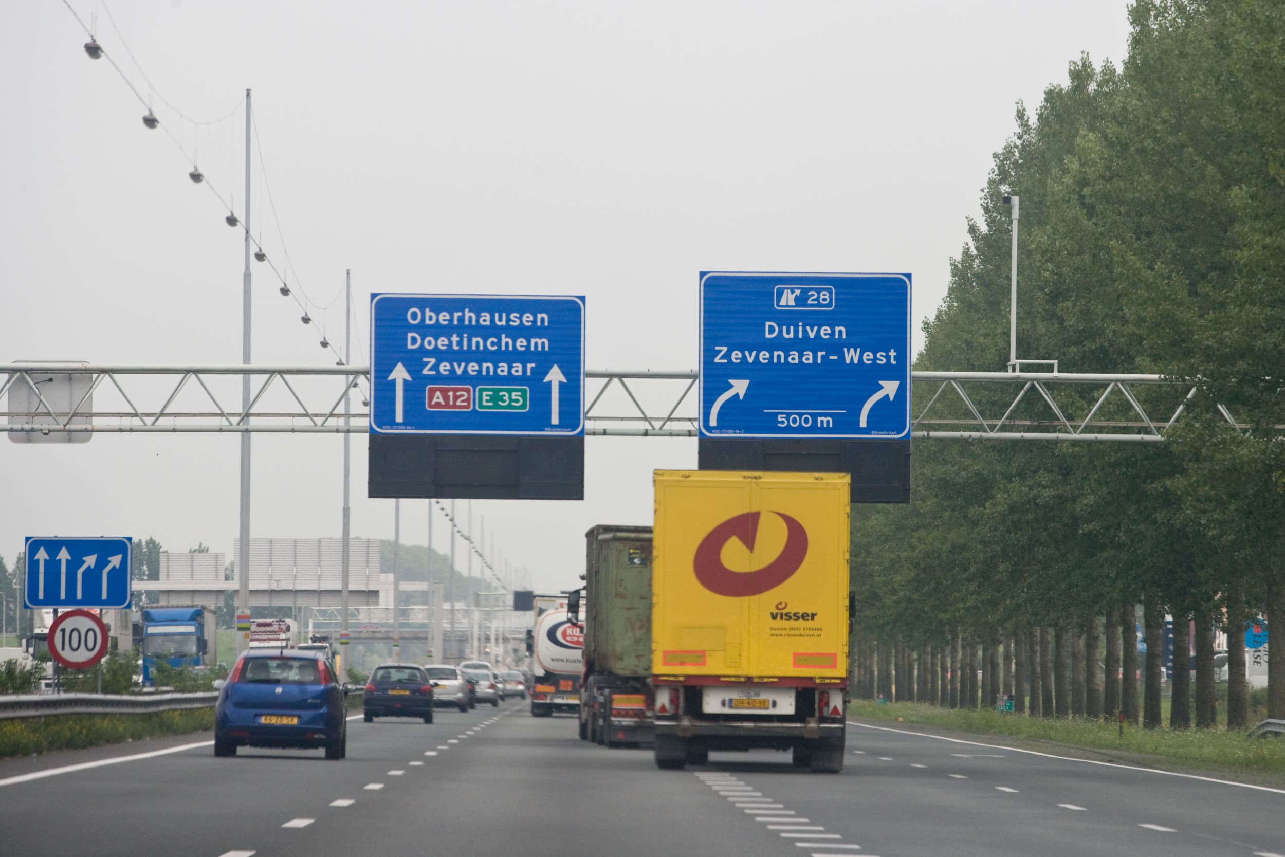 Met de doortrekking van de A15 sluit deze snelweg aan op de A12 richting Duitse grens. Foto: Koos Groenewold